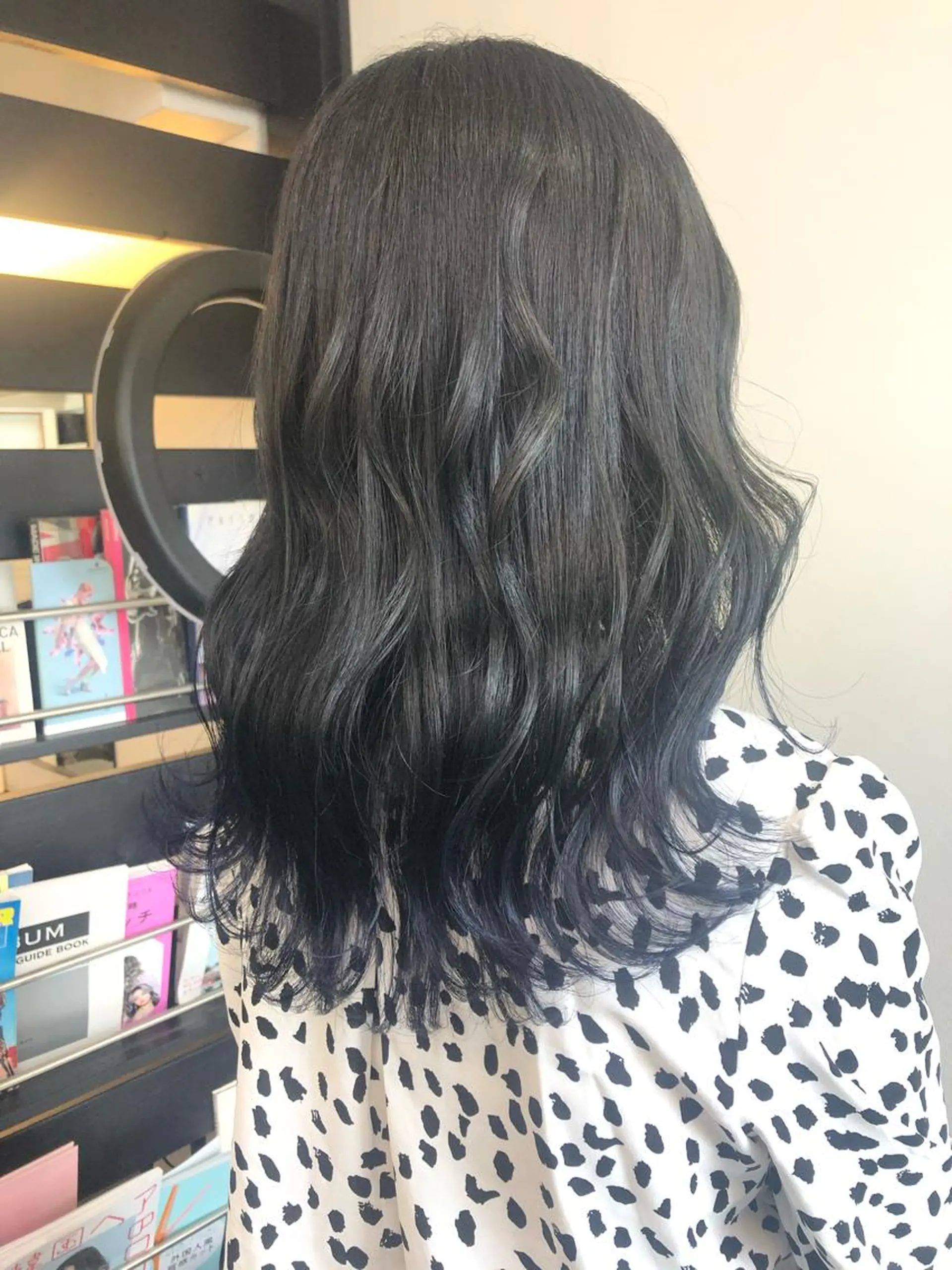 ロング カラー ブリーチ グラデーションカラー ネイビーカラー tokute 中野真咲🐺のヘアスタイル