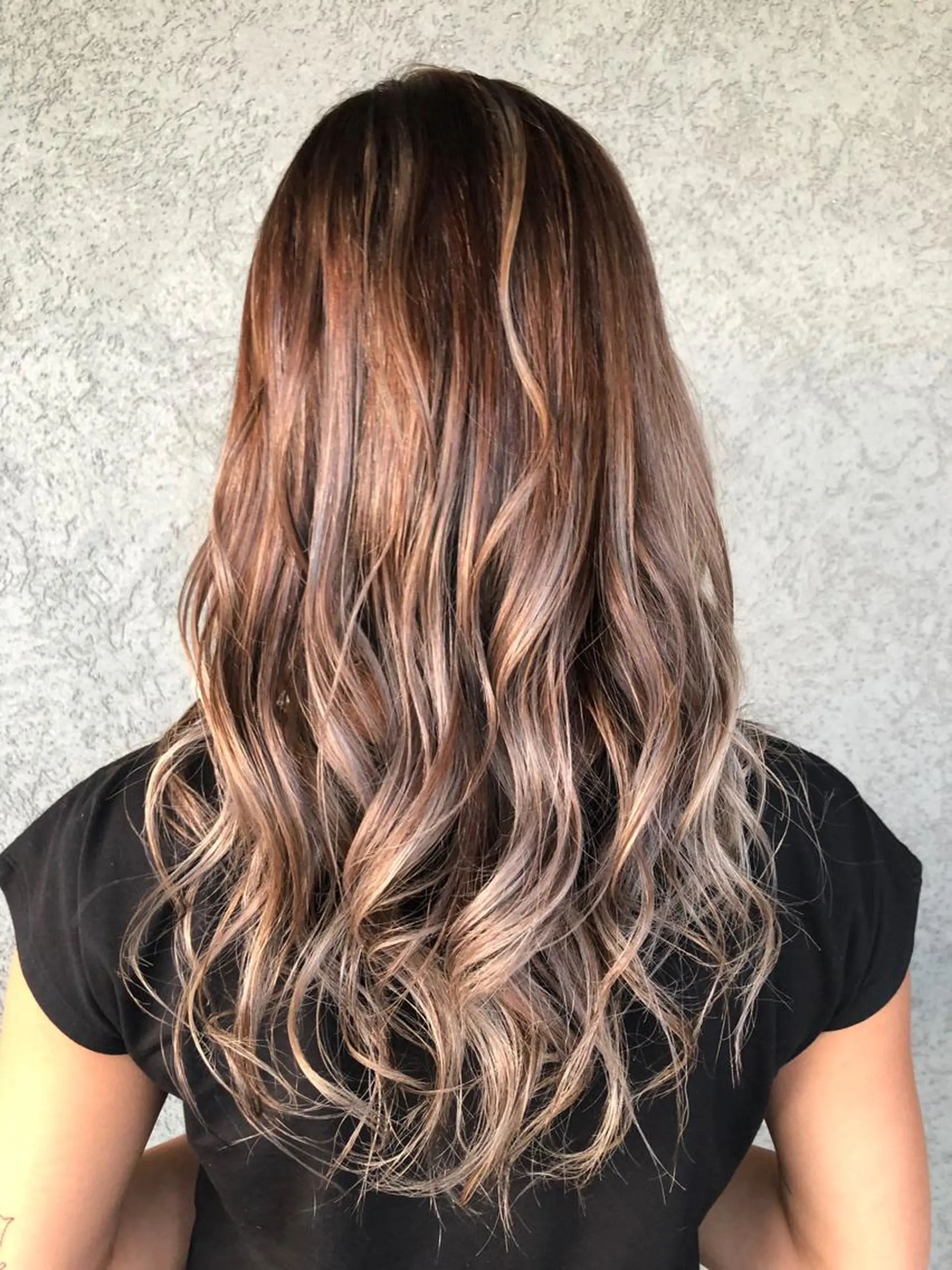 ロング ハイライト 秋元 菜摘のヘアスタイル