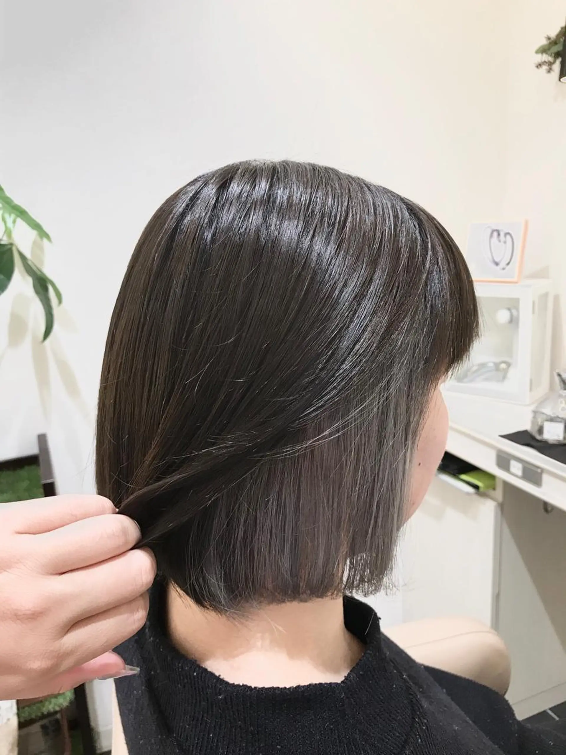 ショート カラー アッシュ ダークグレー ラベンダーカラー ラベンダーアッシュ ヘアカラー 清藤綾/脱白髪染め 白髪ぼかしハイライトのヘアスタイル