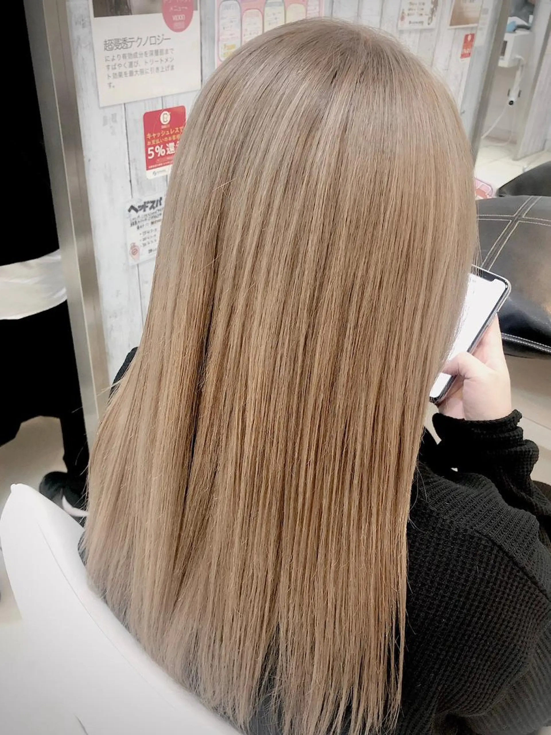 セミロング カラー ベージュカラー ハイトーンカラー ハイトーンベージュ カラーサロン ビスカリアのヘアスタイル