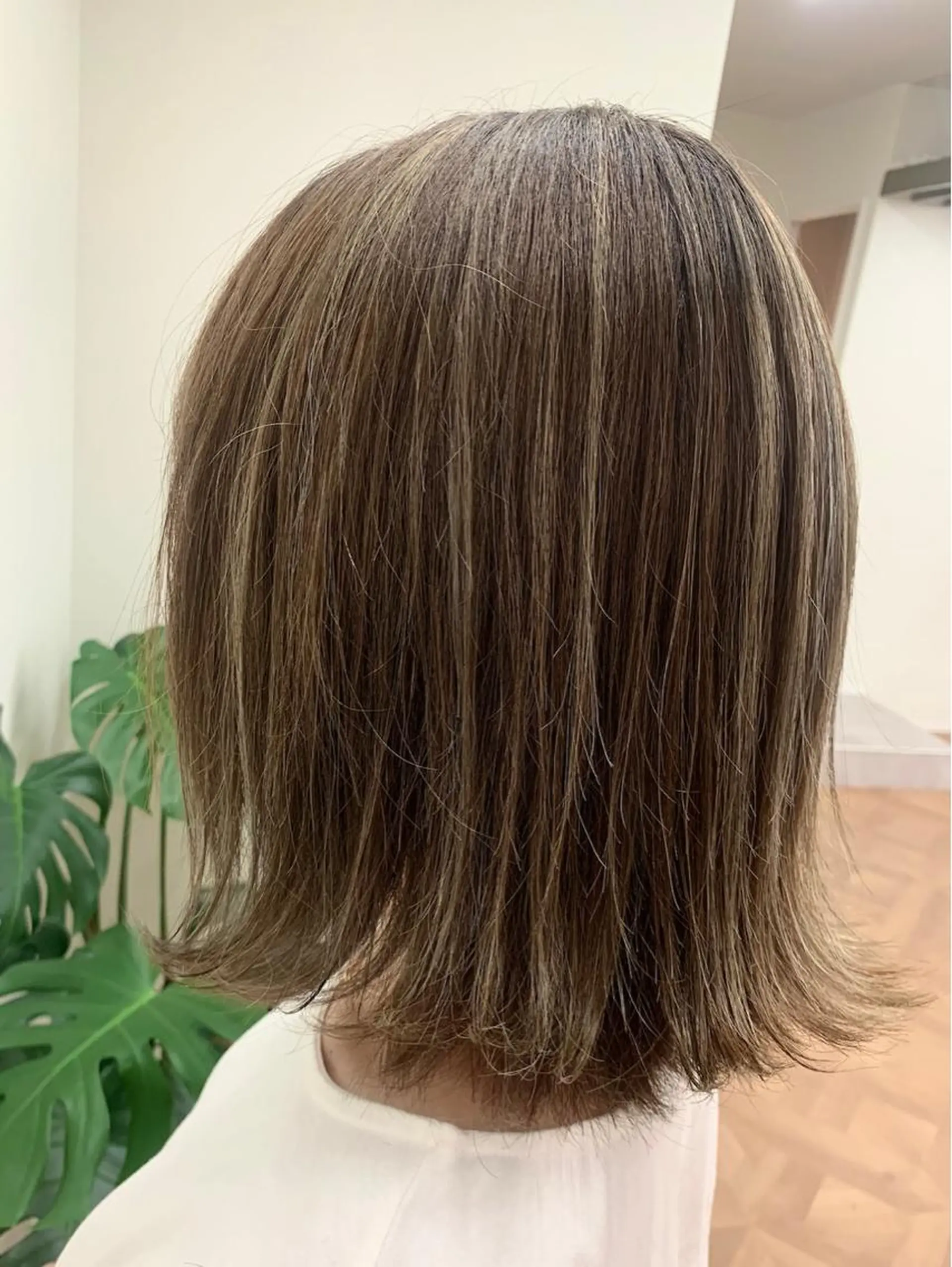 ミディアム カラー ベージュカラー フォギーベージュ ハイライトカラー ハイライト 佐々木 有彩のヘアスタイル