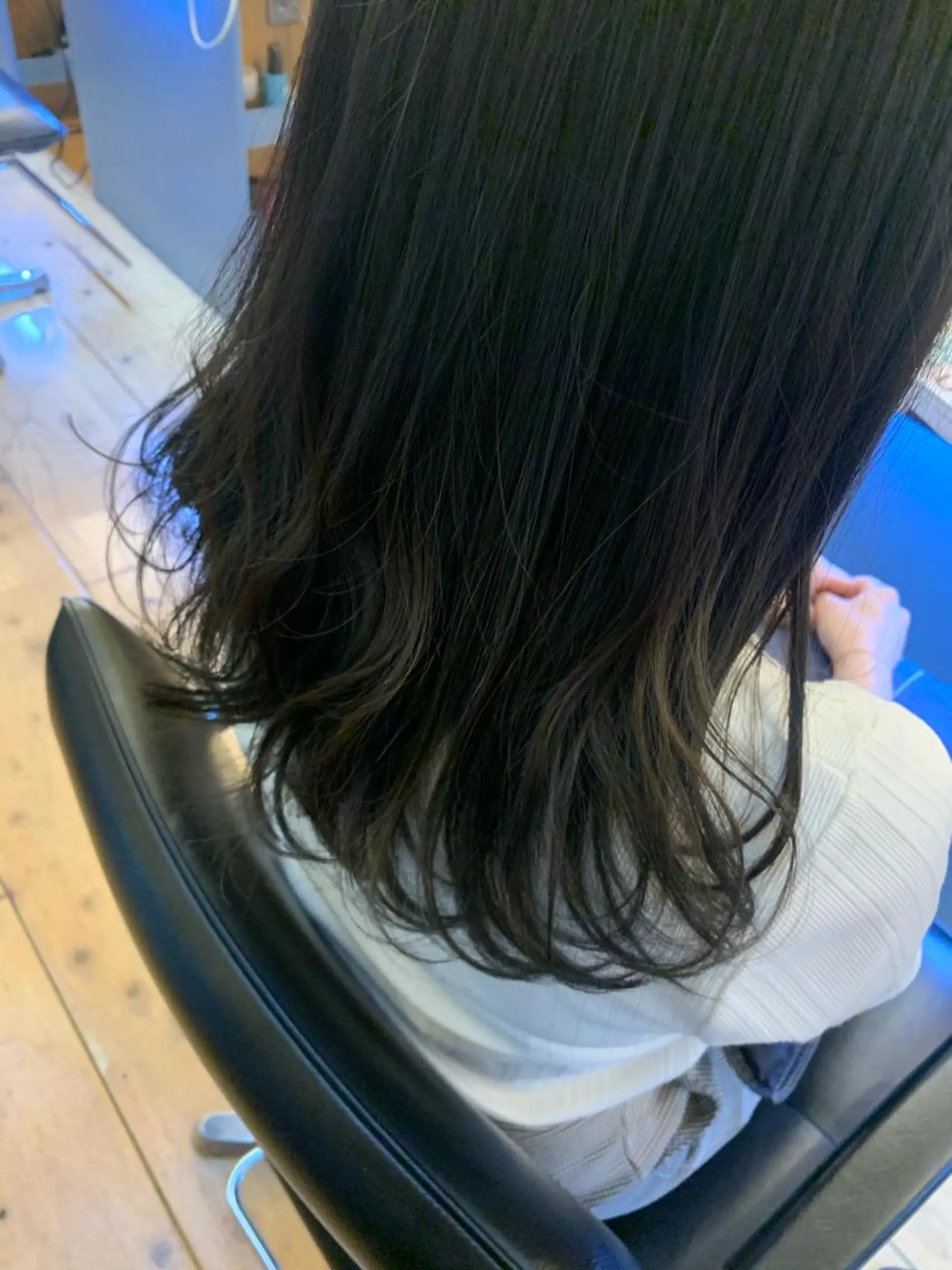 セミロング カラー アッシュ ハイライトカラー ネイビーカラー ハイライト Lagom なかだのヘアスタイル