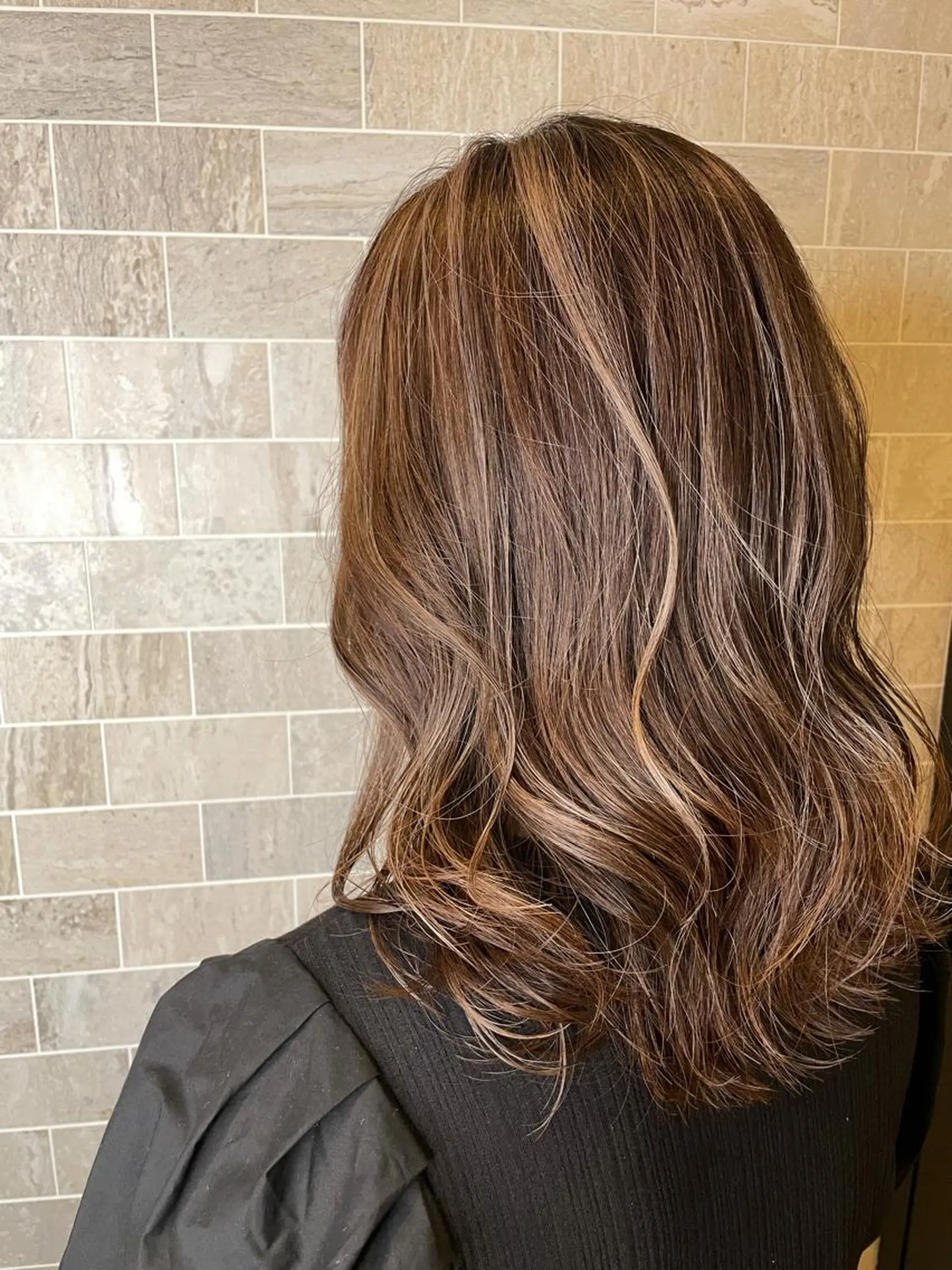 セミロング ヘアカラー ブリーチ毛矯正.髪質 改善.髪にドラマをのヘアスタイル