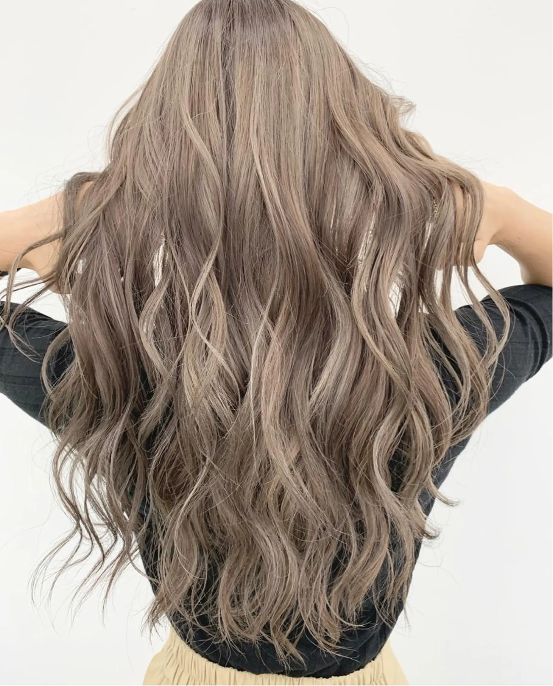 カラー ベージュカラー ブリーチ ハイライトカラー 中川 来紀のヘアスタイル