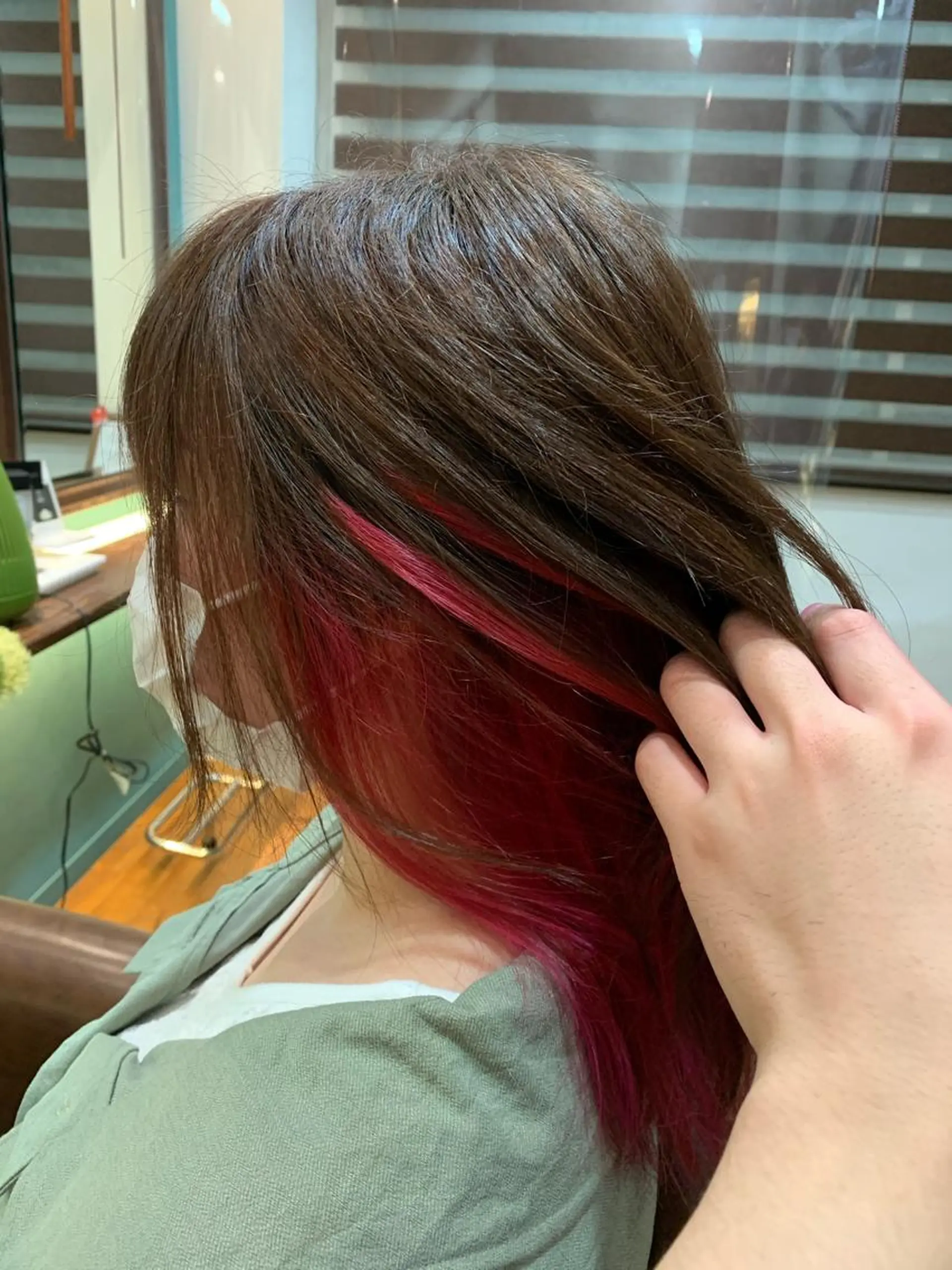 セミロング カラー インナーカラー ピンクカラー パープルカラー カット特化美容師 齋藤桐のヘアスタイル