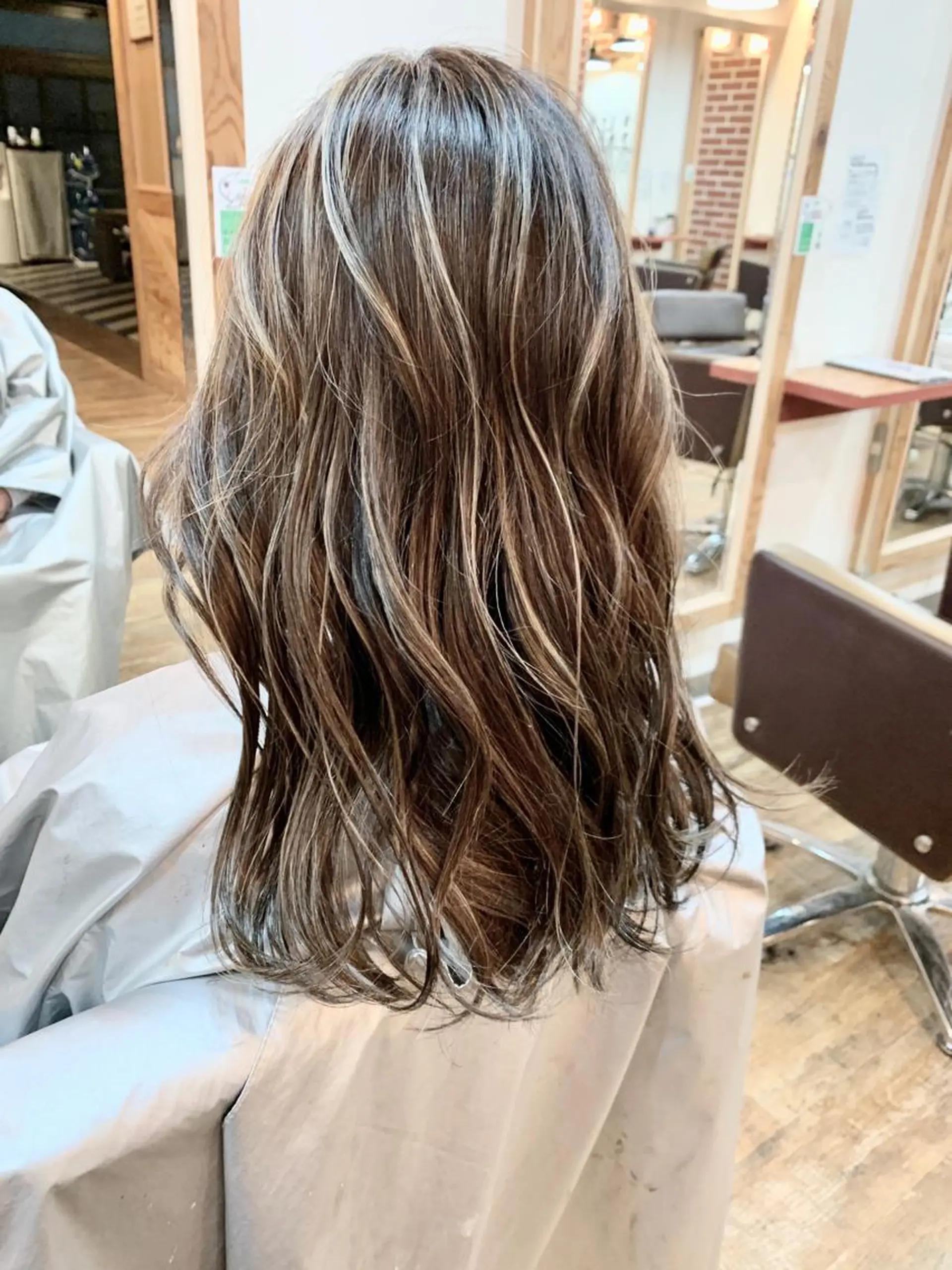 セミロング カラー バレイヤージュ ハイライトカラー 3Dハイライト ハイライト レイヤーカット ヘアカラー トリートメント 岡崎勇人/レイヤー/ 韓国/ケラチンTRのヘアスタイル