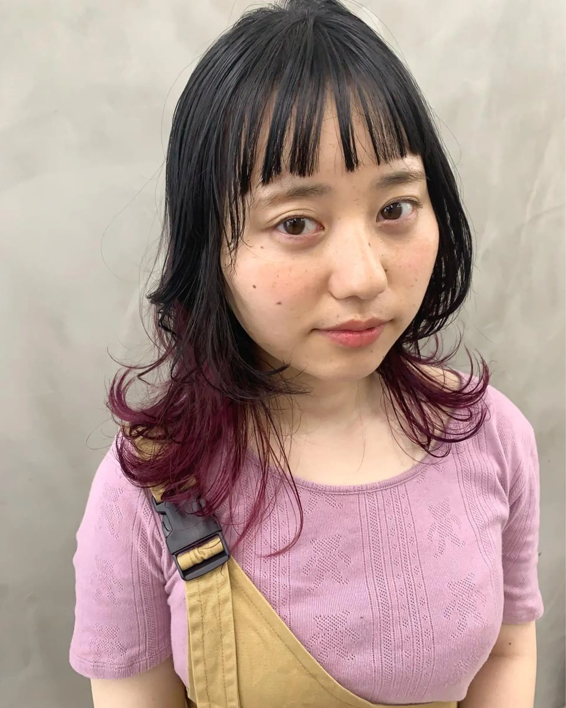 ミディアム カラー 💓パーマ，💗 レイヤーカットのヘアスタイル
