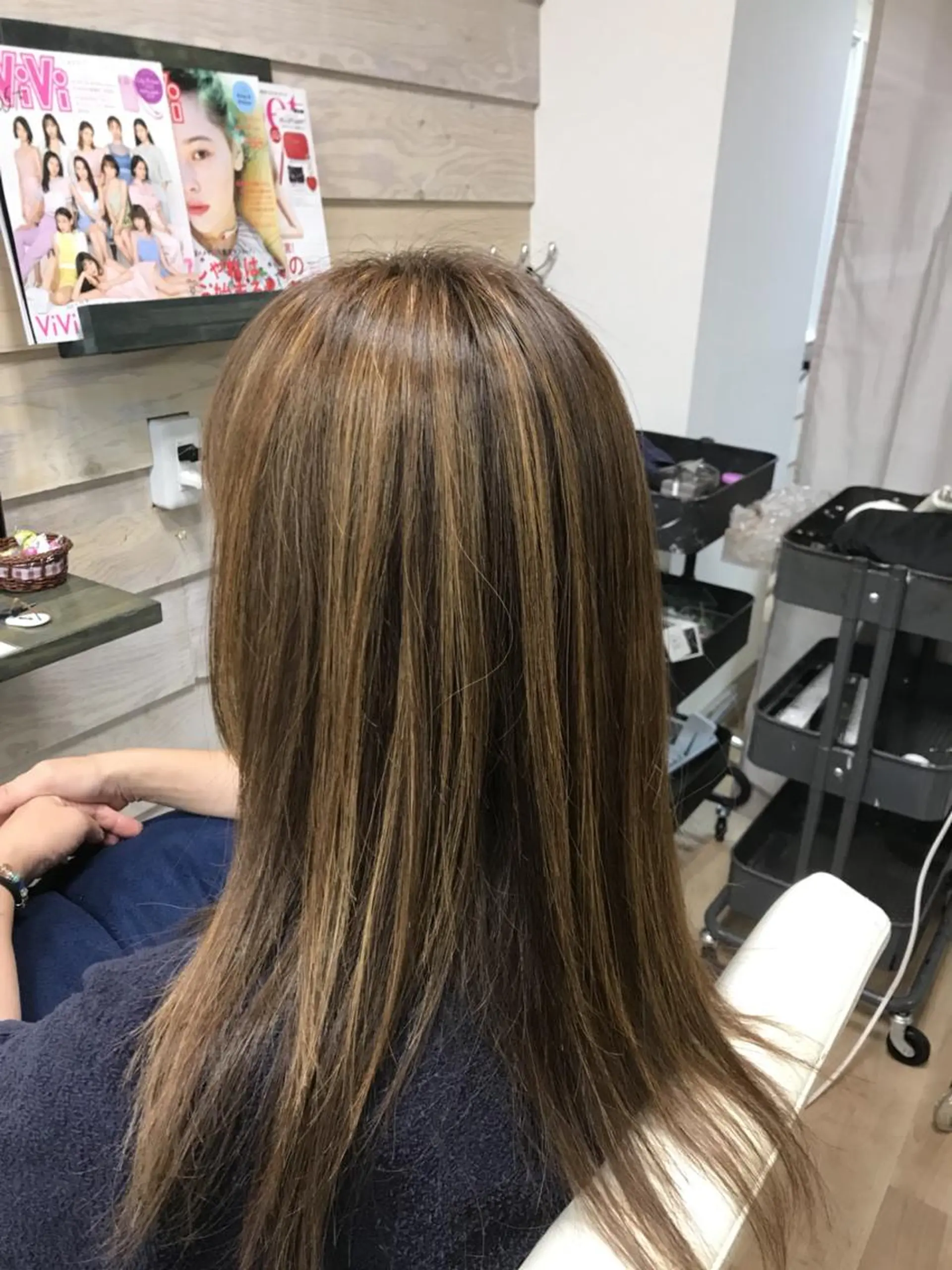 ミディアム ハイライト anyhow academyのヘアスタイル