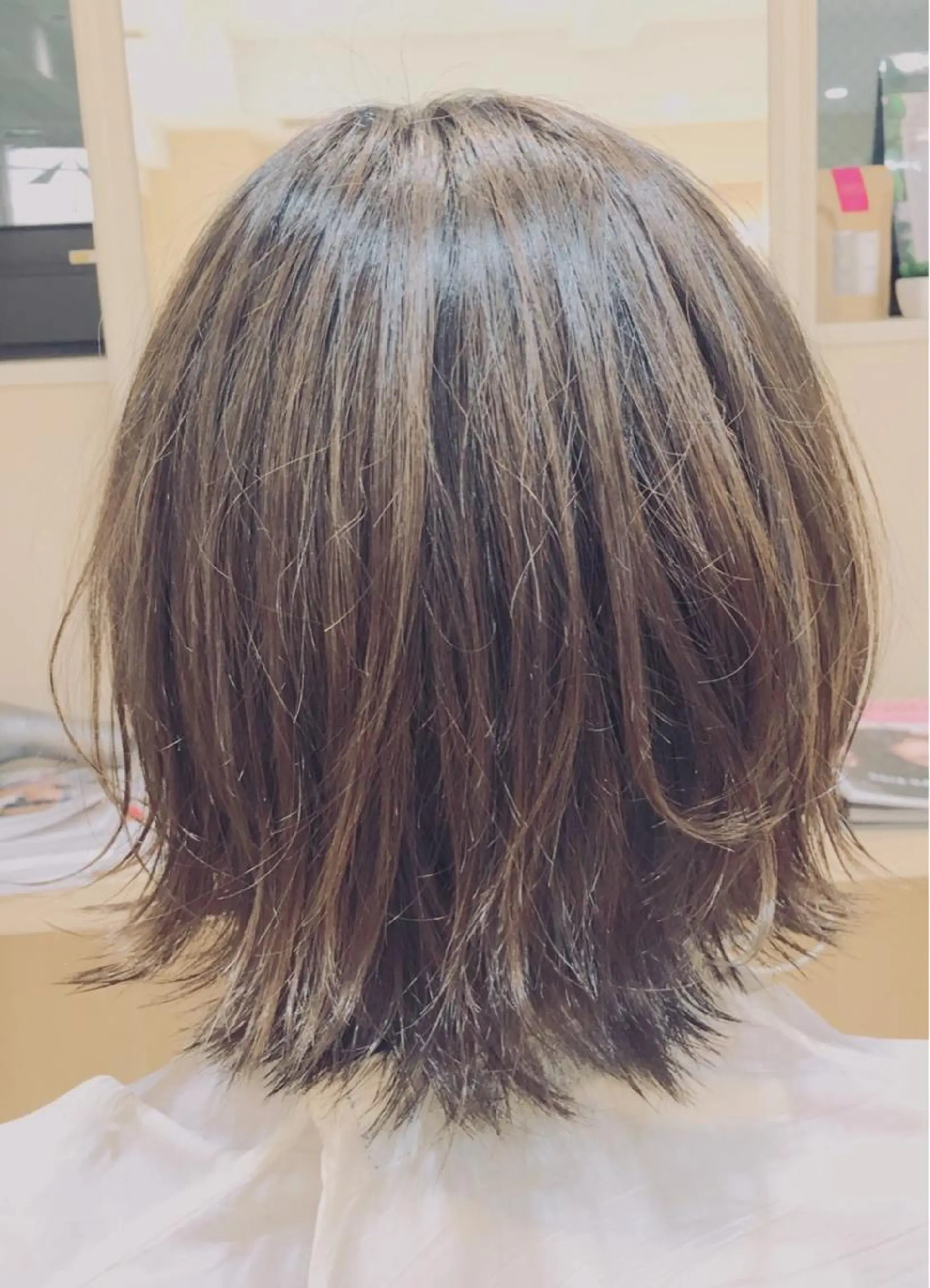 ショート カラー ブリーチ 透明感カラー グレージュ 外ハネヘア ミドウチ アヤカのヘアスタイル