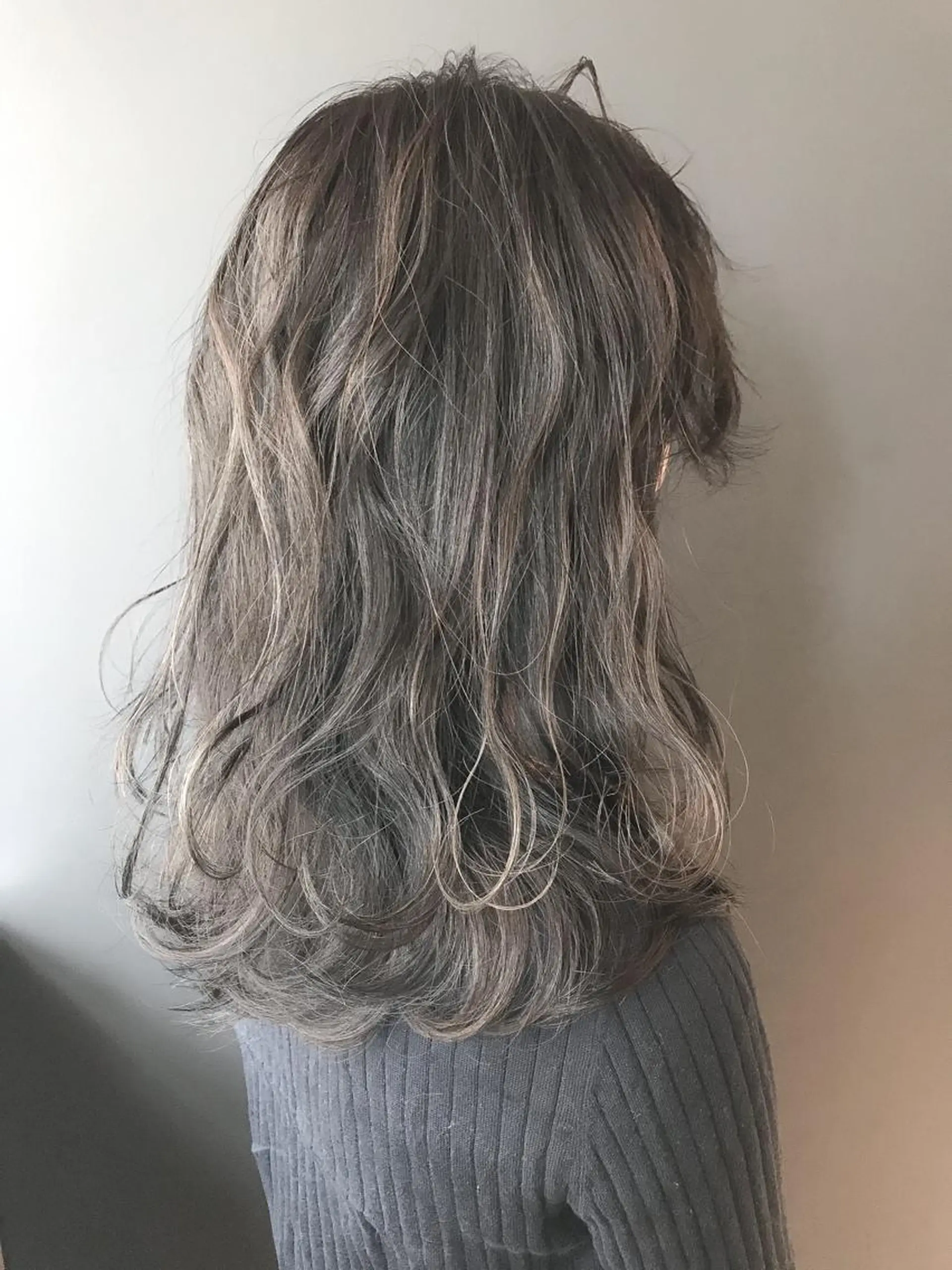 ミディアム カラー アッシュ ブルーカラー ブルーアッシュ ハイライトカラー ハイライト ヘアカラー BOX mico.のヘアスタイル