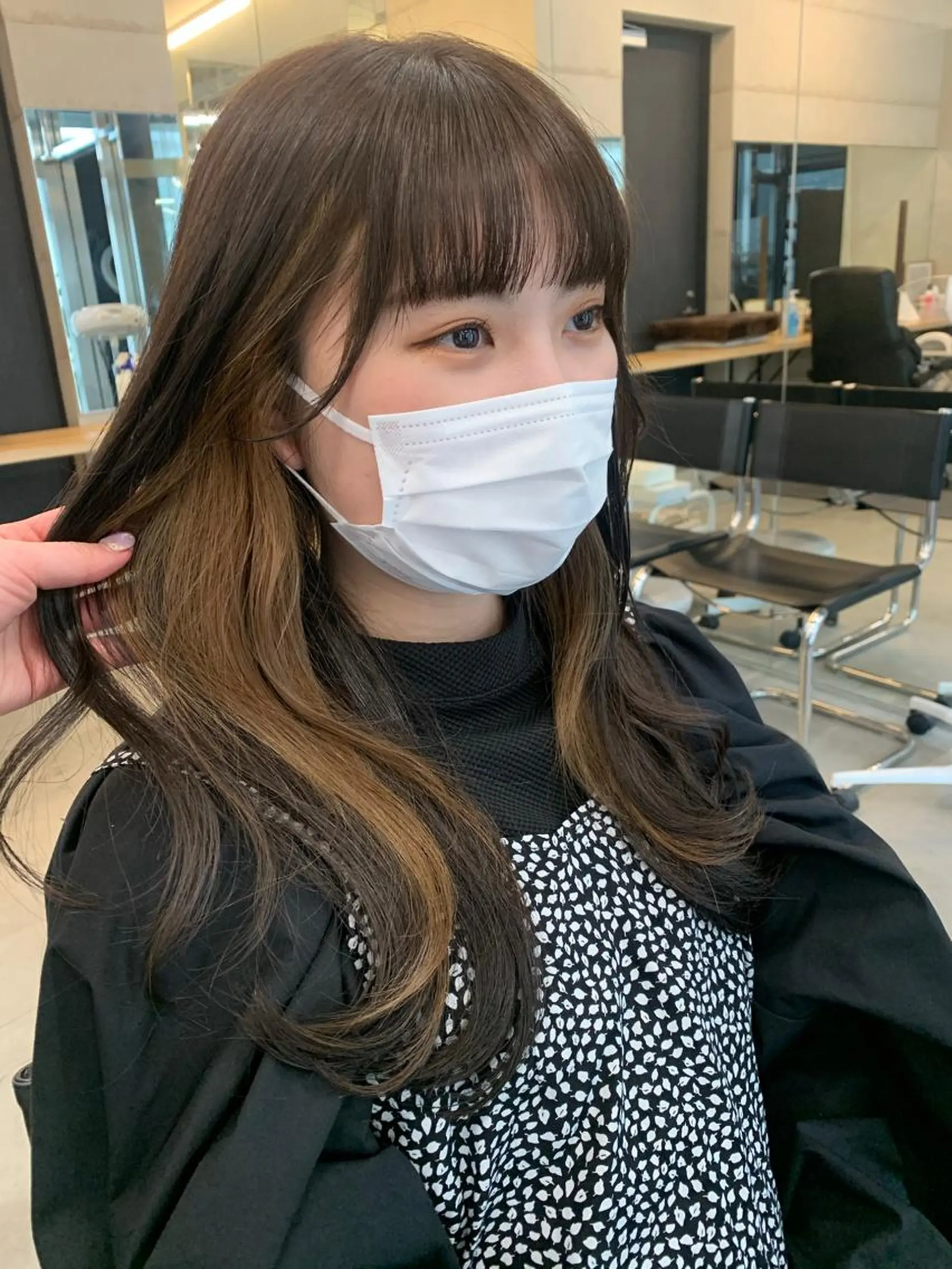 セミロング カラー イヤリングカラー グレージュ インナーカラー くびれヘア 髪質改善 カット ヘアカラー トリートメント ヘッドスパ 透明感/オリーブ/ グレージュ/YUKAのヘアスタイル