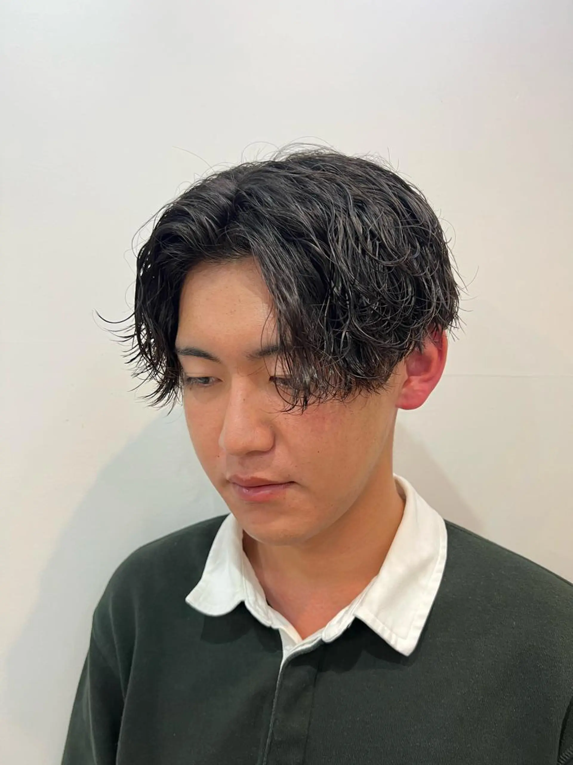 パーマ メンズ センターパート メンズパーマ 波巻きパーマ カット パーマ メンズカット曲がる 縮毛矯正佐々木タクマのヘアスタイル