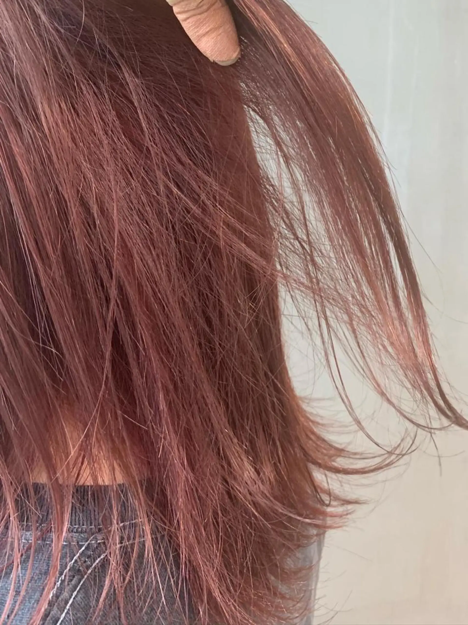 ミディアム カラー パーマ ヘアアレンジ メンズ キッズ ネイル マツエク・マツパ メンズブリーチ ブリーチ ピンクカラー カラーマツエク 桜ネイル カット ヘアカラー トリートメント ウルフレイヤーカット /チヒロのヘアスタイル