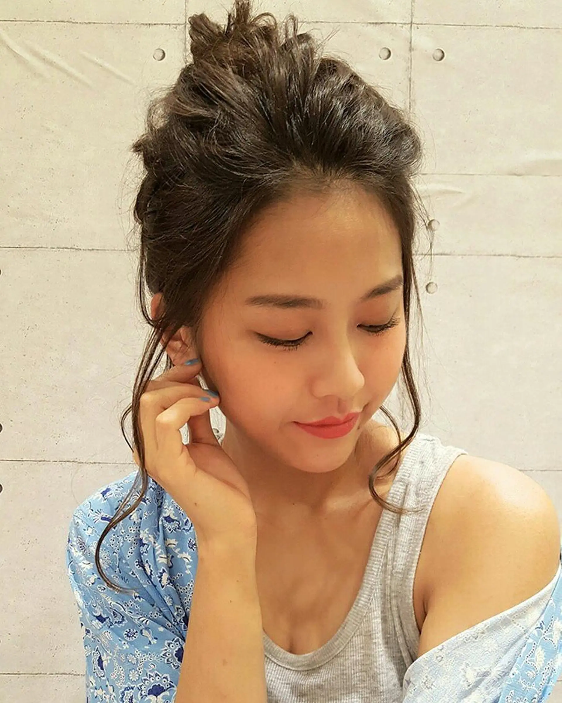 ミディアム カラー ヘアアレンジ お団子ヘア アッシュ アッシュブラウン ブラウンカラー 秋山 幸太のヘアスタイル