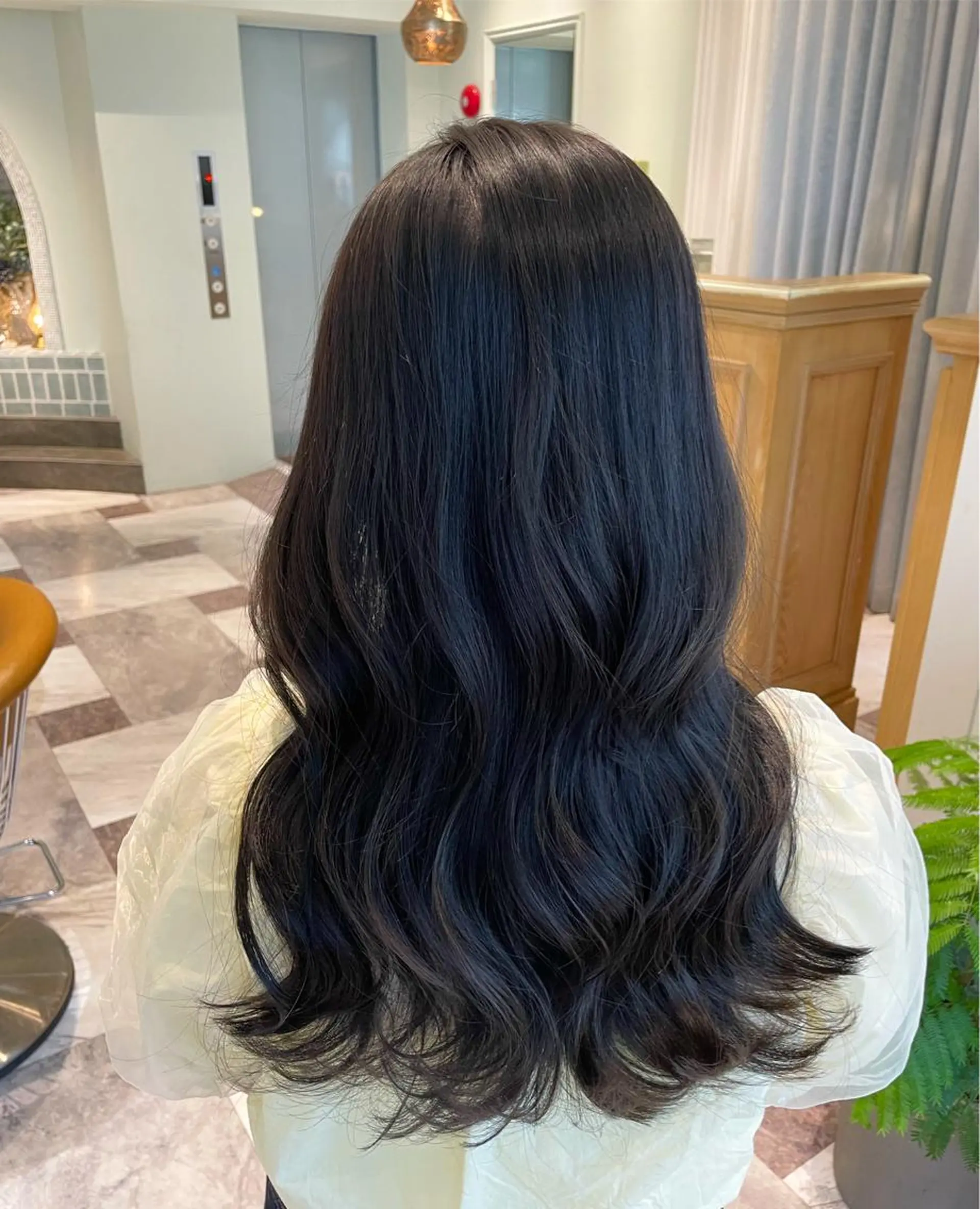 ロング カラー ベージュカラー 黒髪 ブリーチ ブルーカラー ブルーブラック ヘアカラー トリートメント 木屋元一/透明感 /前髪/ショートボブのヘアスタイル