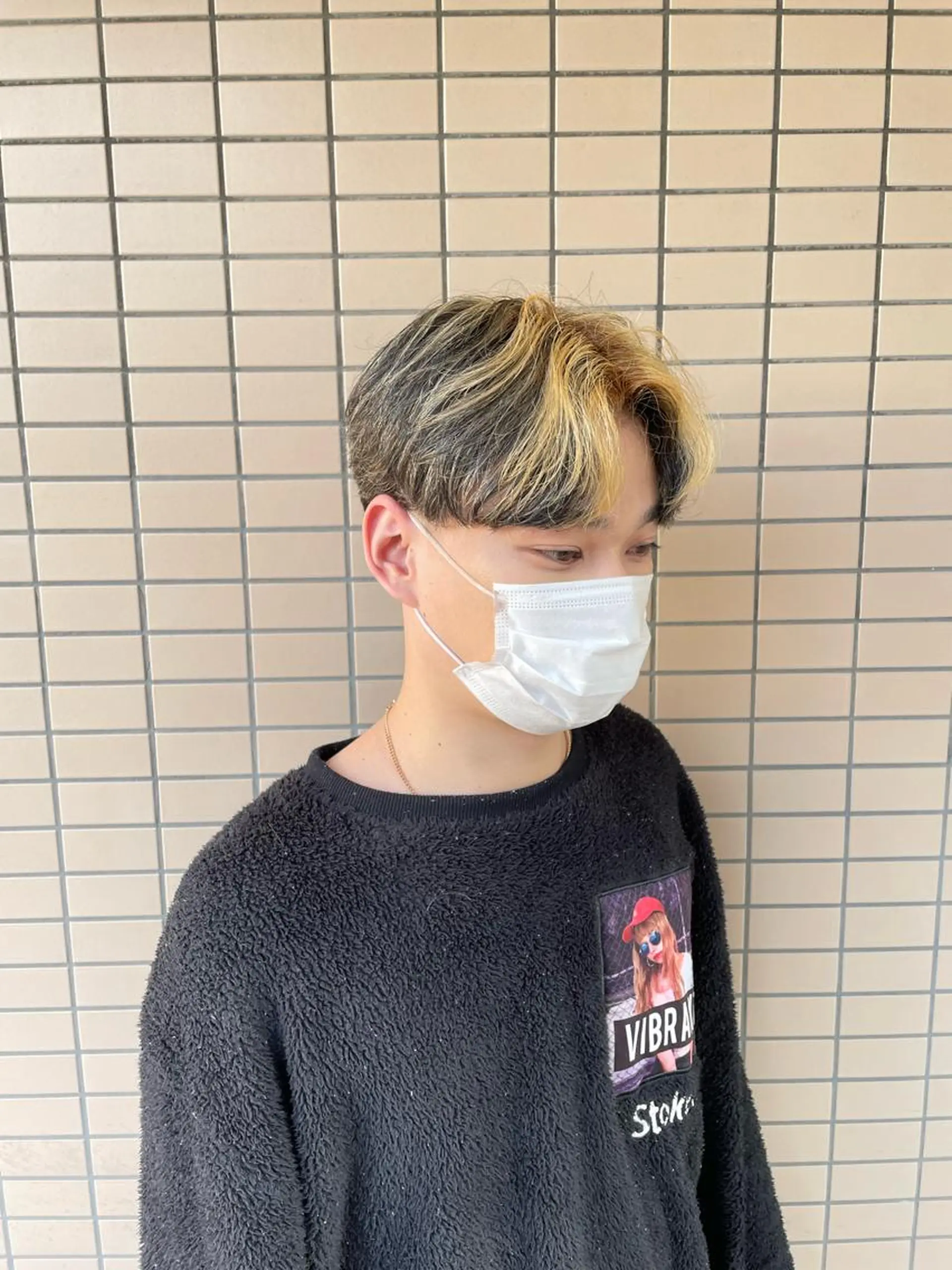 ショート カラー パーマ ヘアアレンジ メンズ メンズブリーチ センターパート メンズハイライト メンズハイトーン マッシュウルフ カット ヘアカラー トリートメント ヘッドスパ ヘアセット スパイキー/フェザー /波巻き/かいとのヘアスタイル