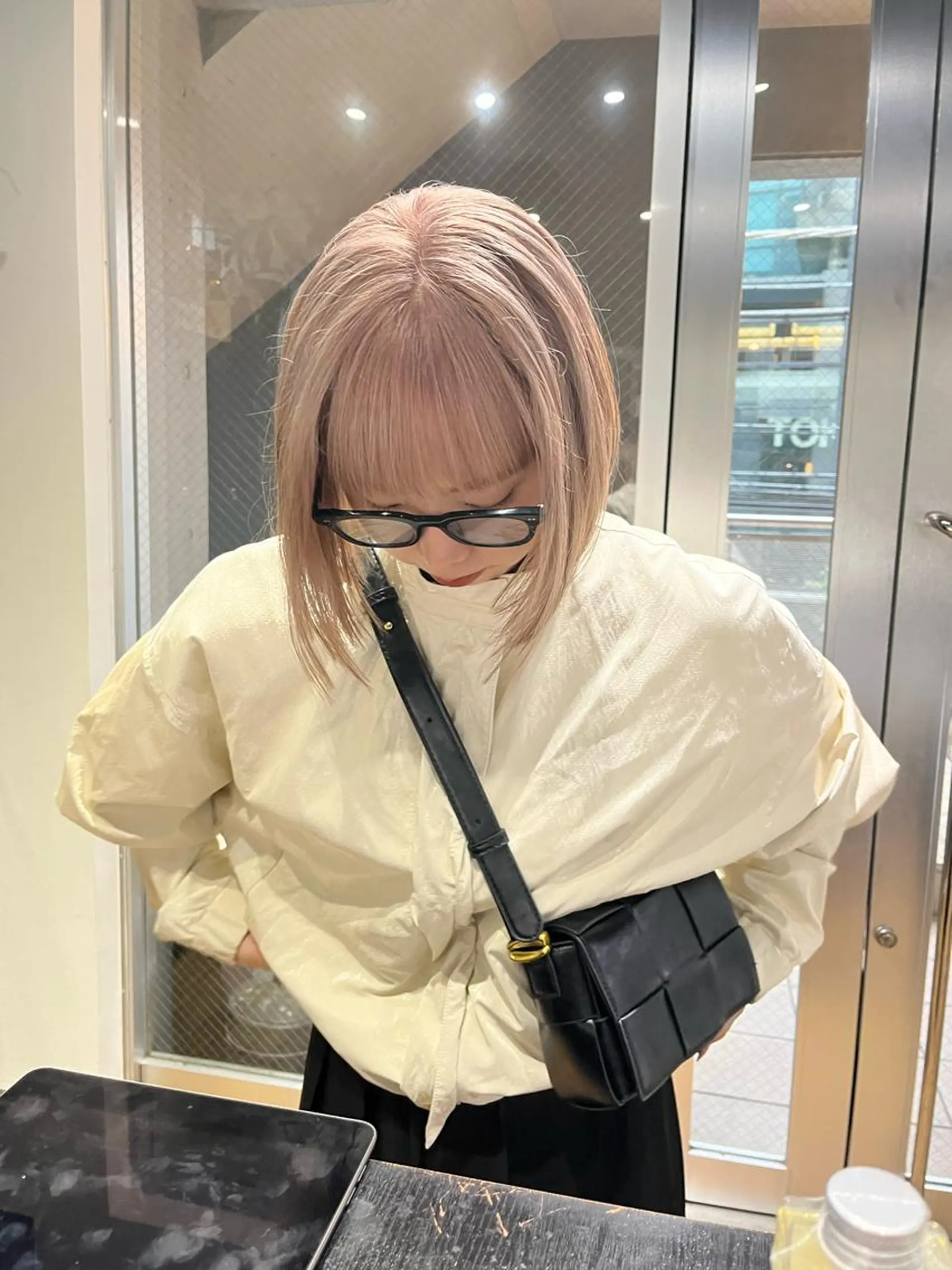 ショート カラー ヘアアレンジ ベージュカラー ミルクティーベージュ ホワイトベージュ ボブ ヘアカラー トリートメント ミルクティーベージュ ブリーチ　店長　清水のヘアスタイル