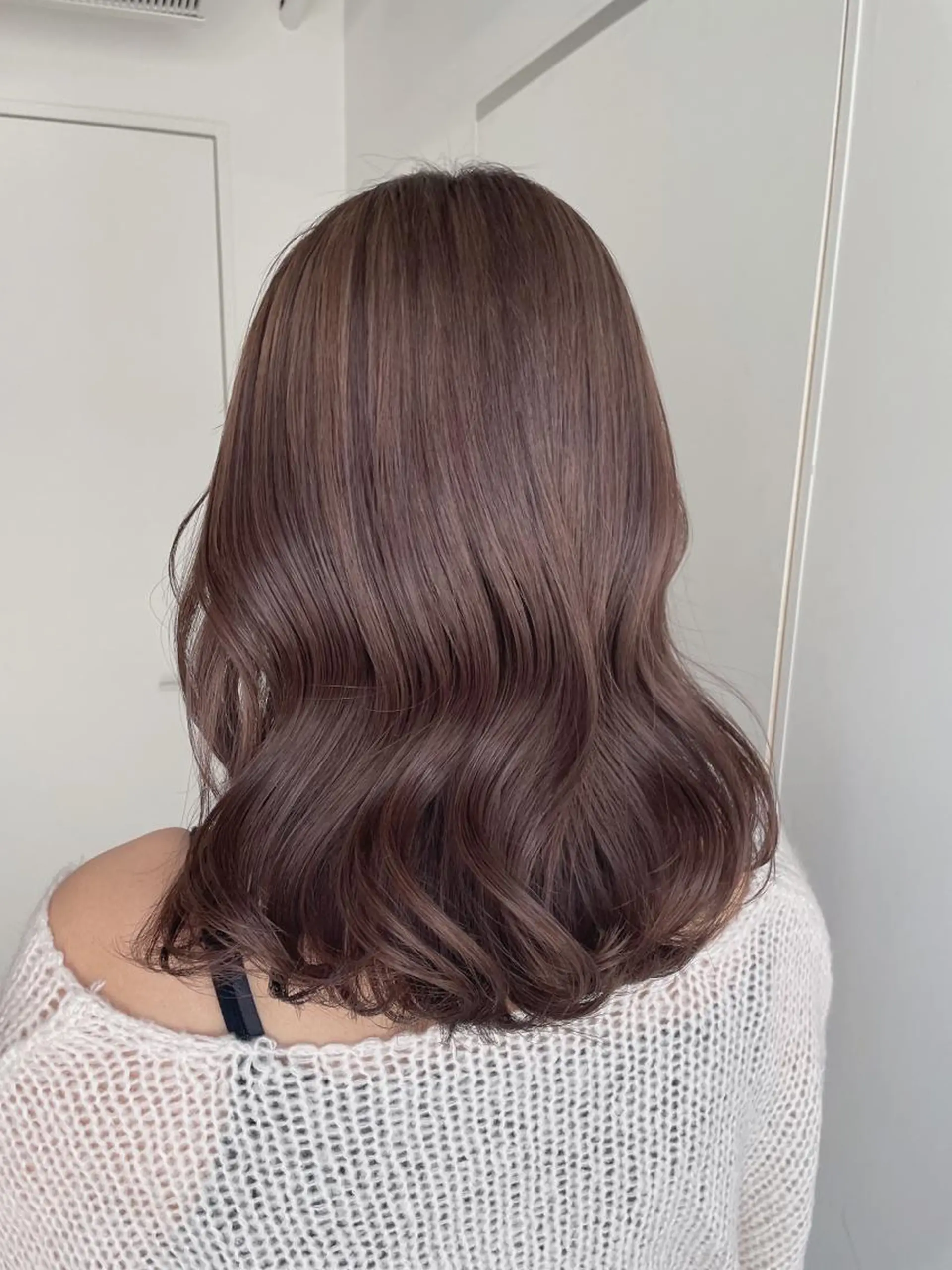 セミロング カラー パーマ ヘアアレンジ ネイル マツエク・マツパ ベージュカラー ブリーチ 透明感カラー グレージュ ハイトーンカラー ヘアカラー トリートメント ヘアセット ベージュグレージュ 💕しゅーじ💕のヘアスタイル