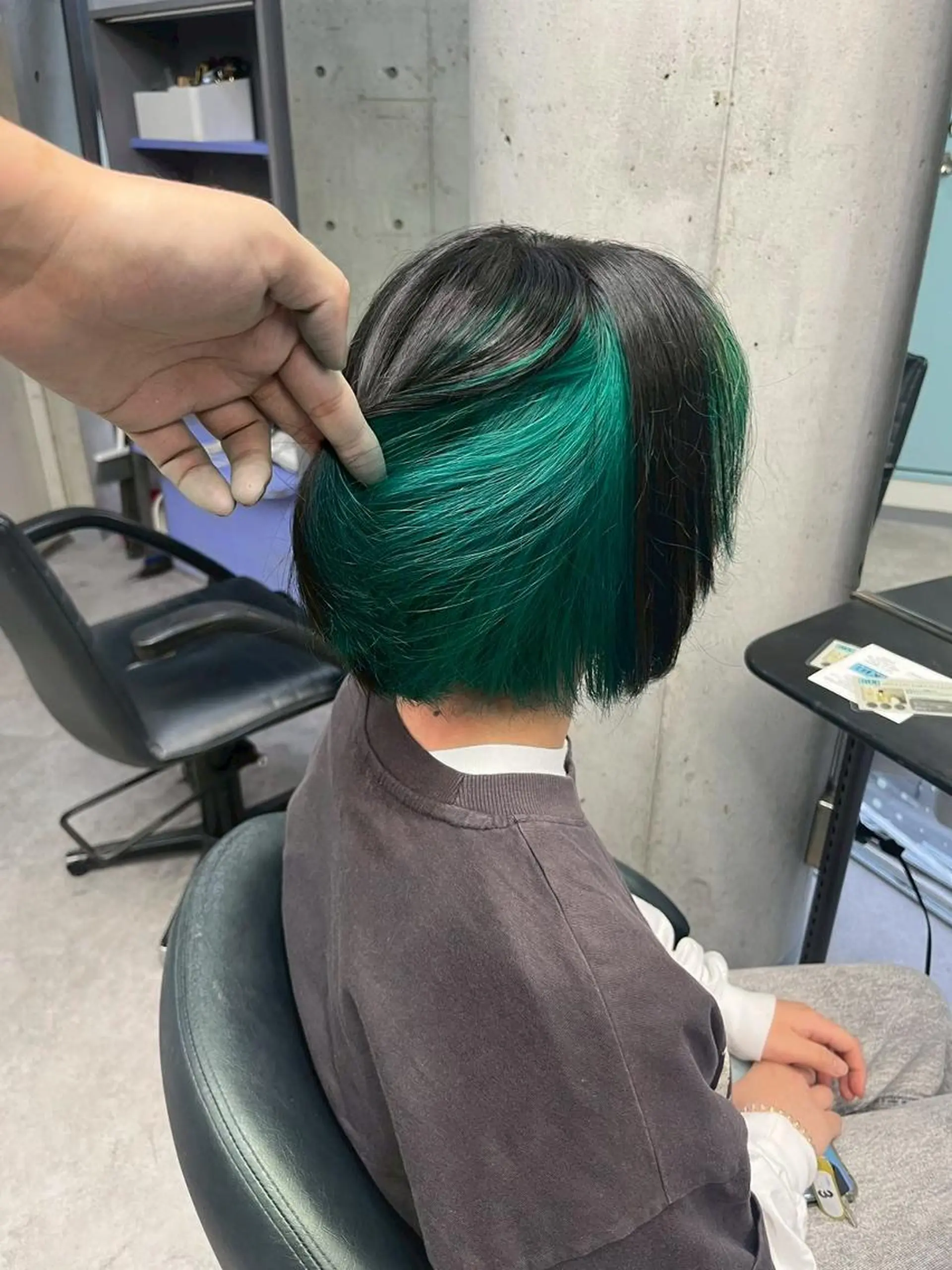 カラー ウルフカットデザイン カラー特化アールイーのヘアスタイル