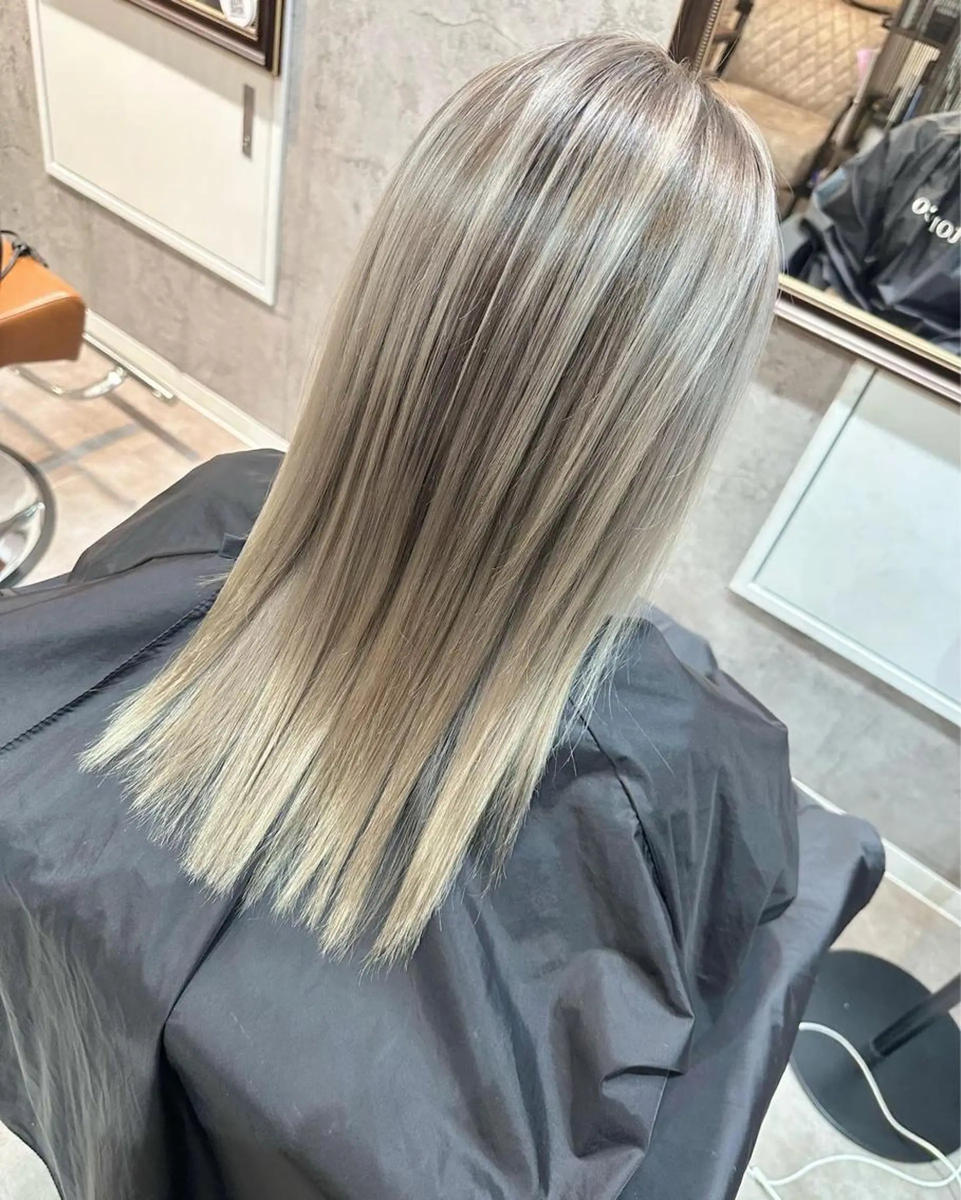 セミロング レイヤーカット ヘアカラー 🔷ブリーチバレイヤ ージュ🔷飯野達也のヘアスタイル