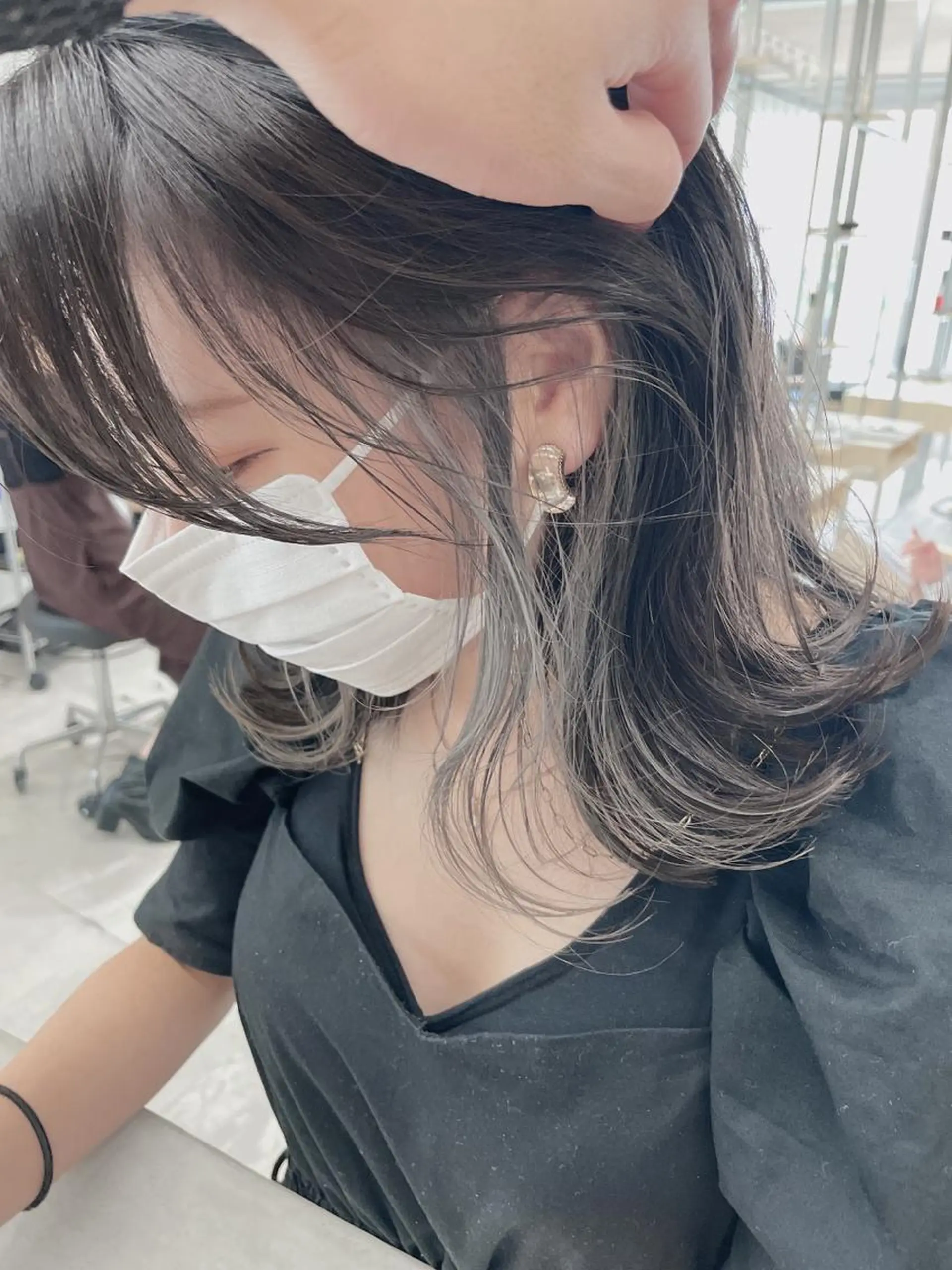 ミディアム カラー レイヤーカット 透明感カラーのヘアスタイル