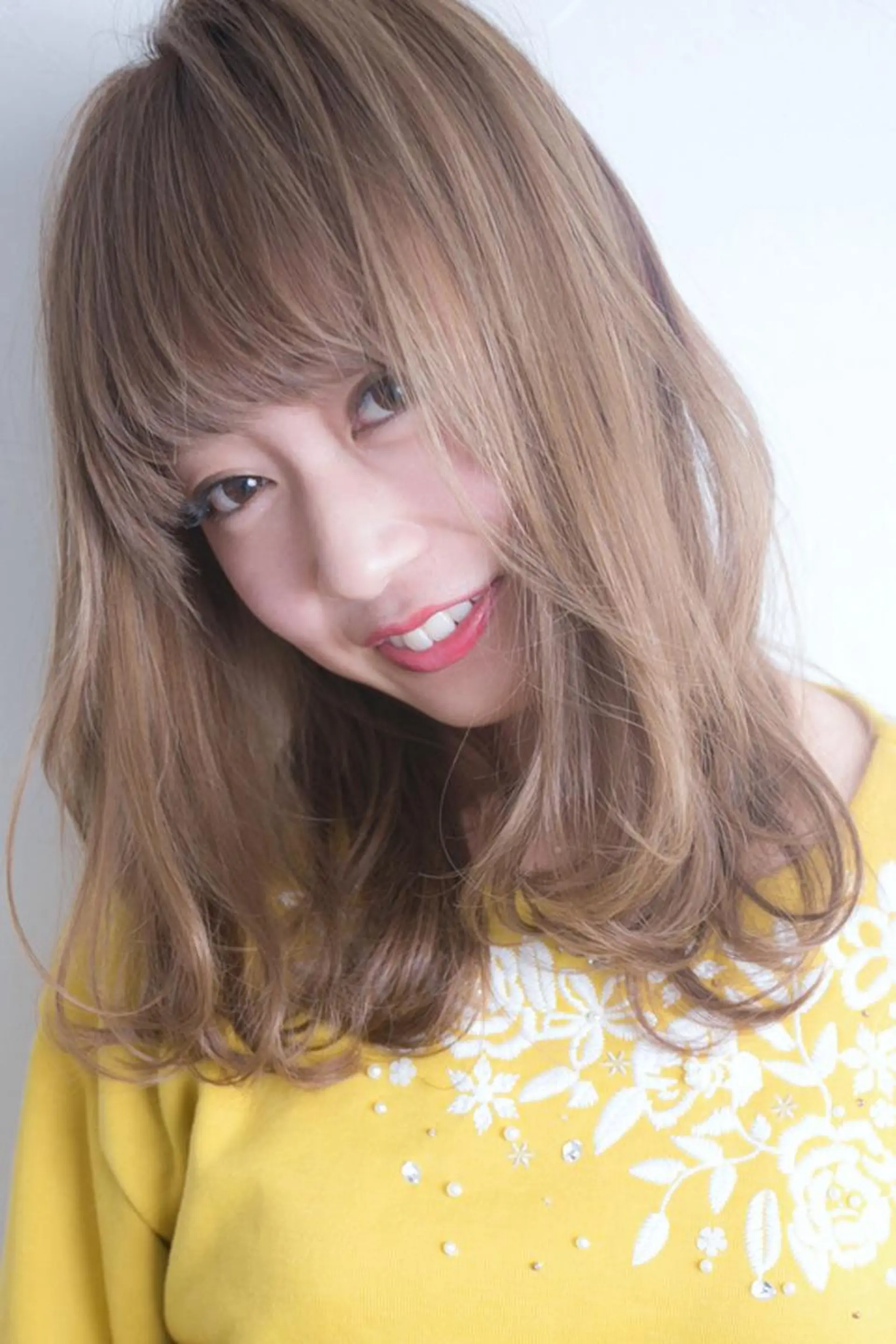 セミロング カラー ヤナ マネージャーのヘアスタイル