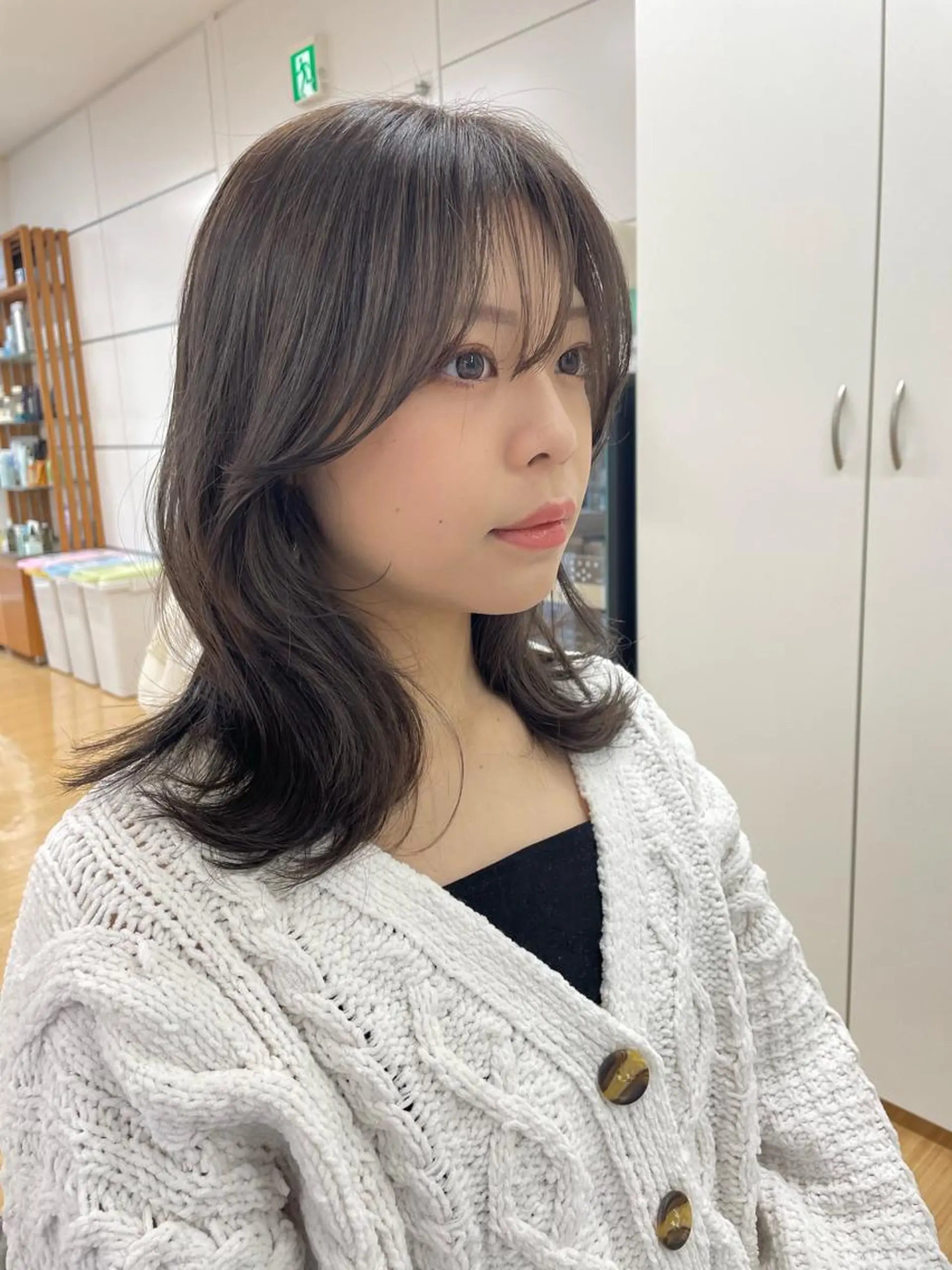 ミディアム くびれヘア 顔周りカット 似合わせカット 外ハネヘア カット ヘアカラー トリートメント 似合わせカット 迫留由弥のヘアスタイル