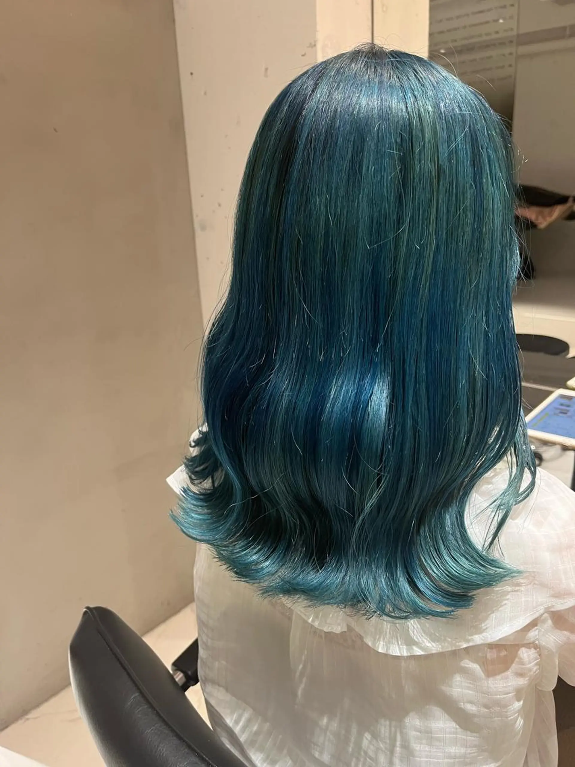 セミロング カラー ブリーチ ブルーカラー 透明感カラー エメラルドグリーン ハイトーンカラー ヘアカラー トリートメント ヘッドスパ ヘアセット カジュアルを女っぽく 𝗮𝘆𝗮𝗰𝗼のヘアスタイル