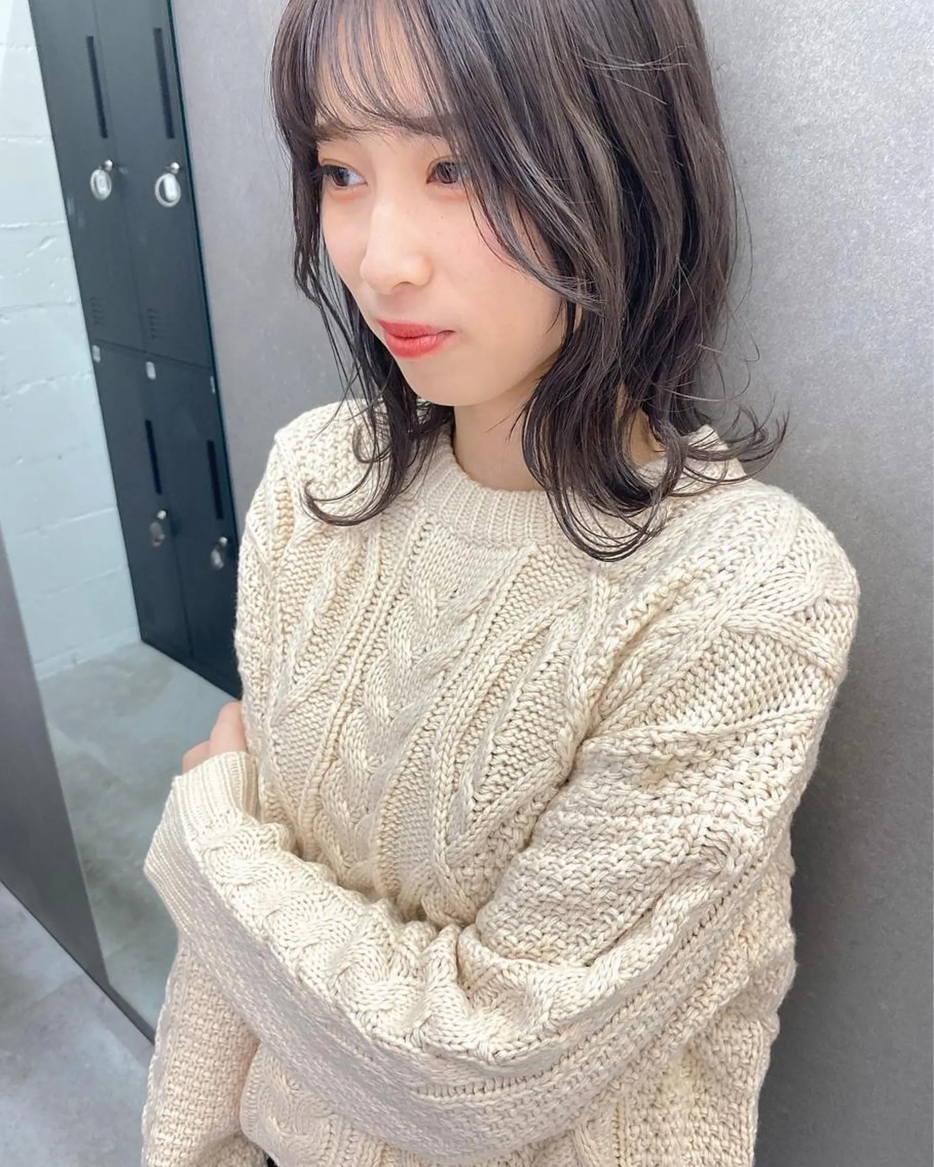 セミロング カラー ヘアアレンジ ヘアカラー トリートメント 韓国🇰🇷レイヤー カットオリーブカラーのヘアスタイル