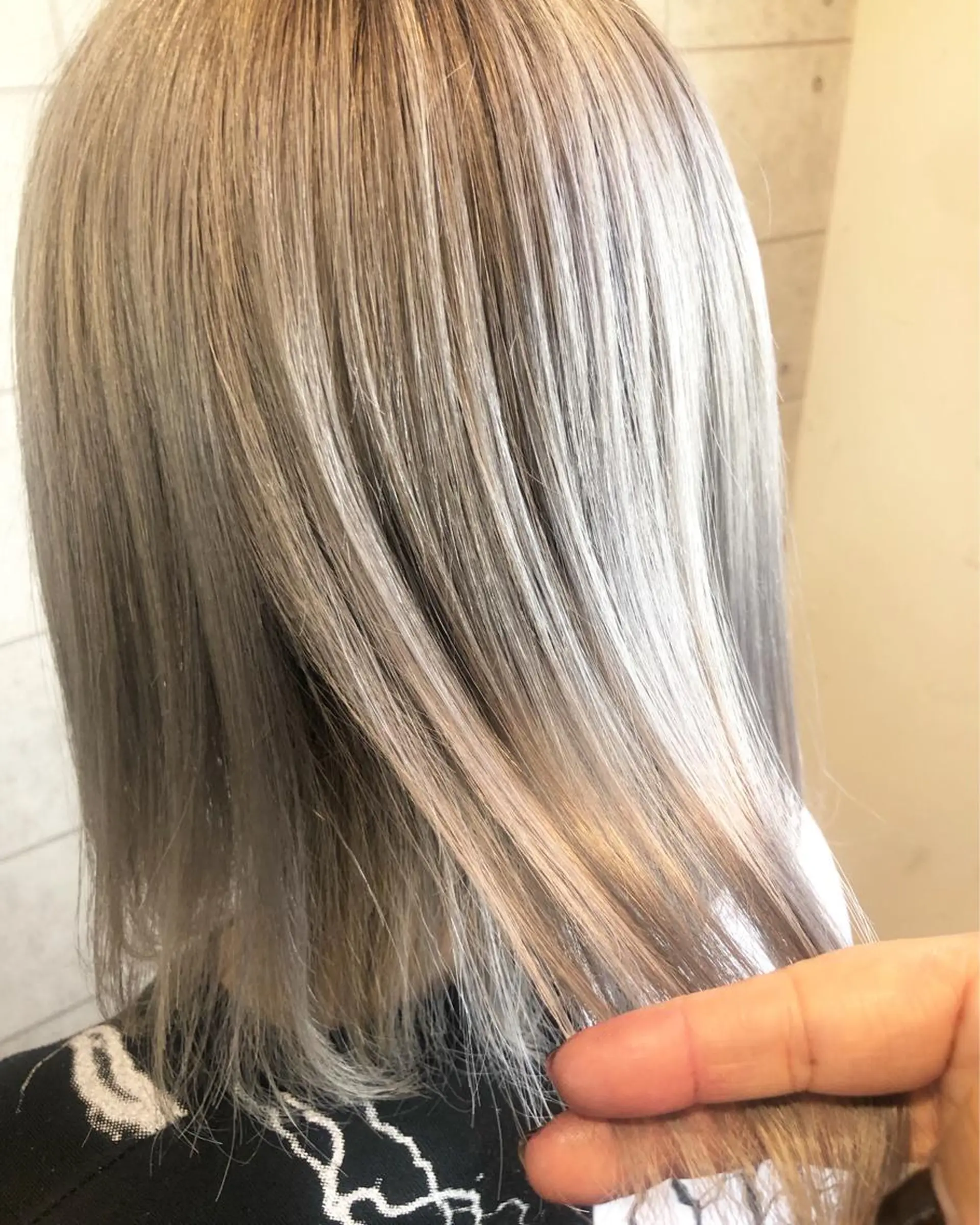 ミディアム カラー シルバー ヘアカラー トリートメント 西本 夏美のヘアスタイル