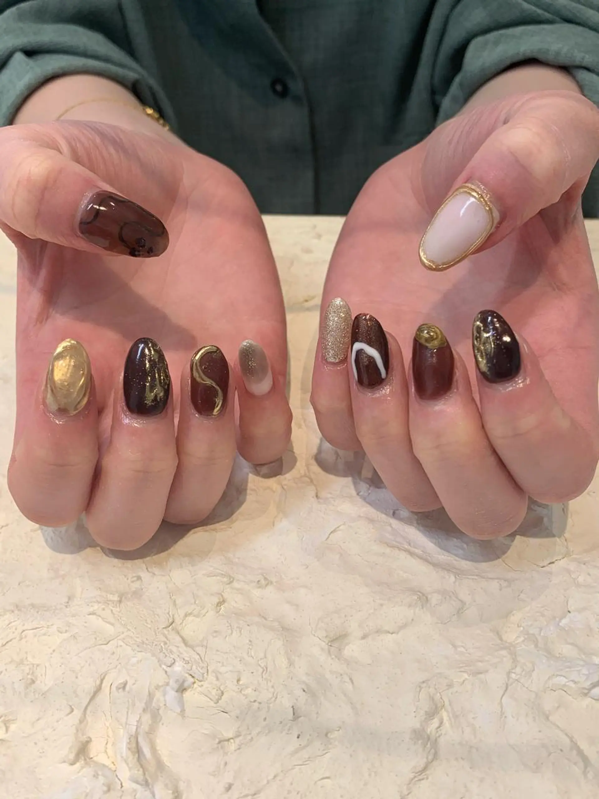 ネイル ブラウン マキノ ユイのネイルデザイン