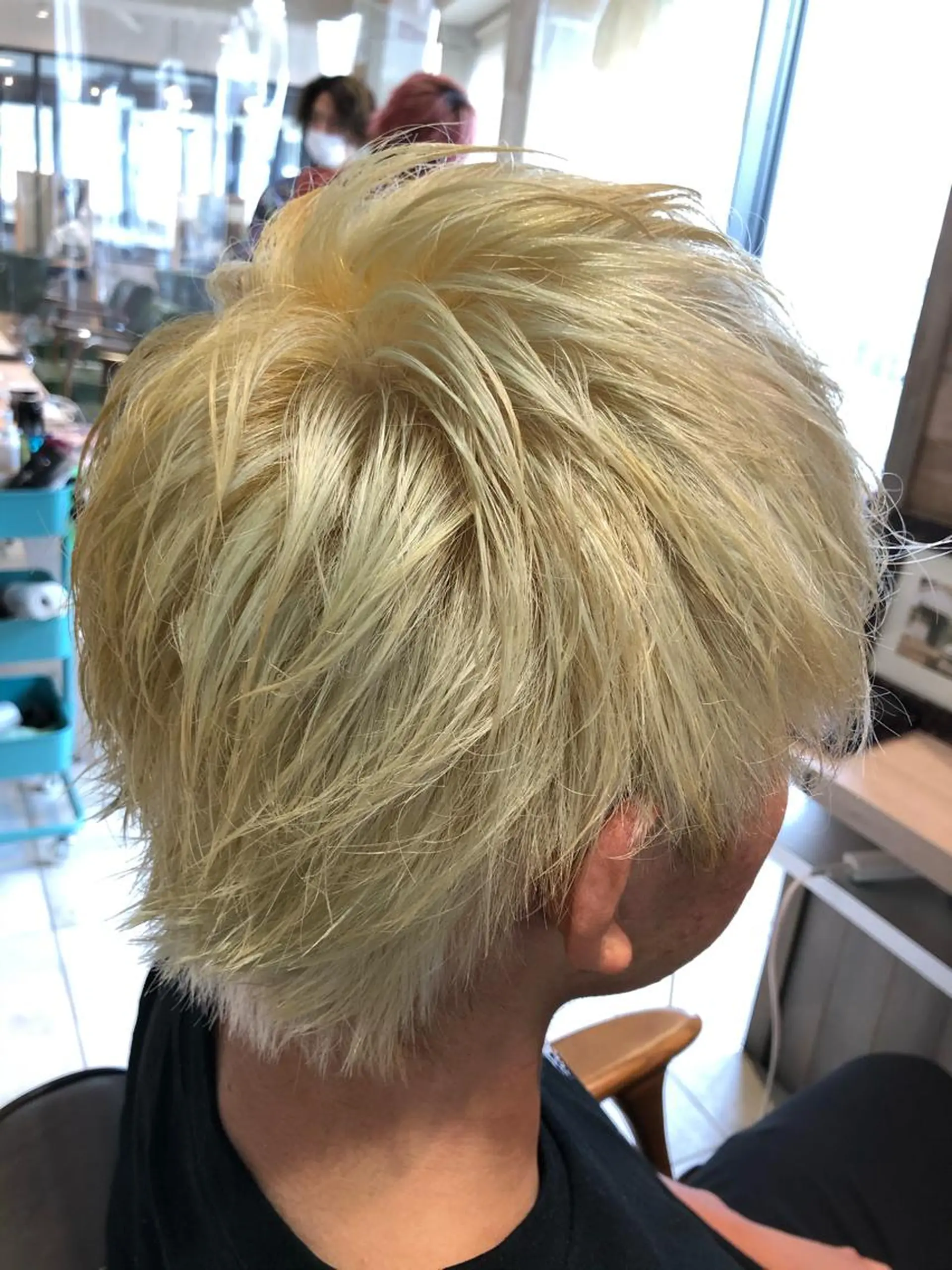 カラー メンズ メンズブリーチ 黒髪 ブリーチ ブロンド ホワイトブロンド 川口髪質改善ウルトワ 🌈毛島健樹🌈のヘアスタイル