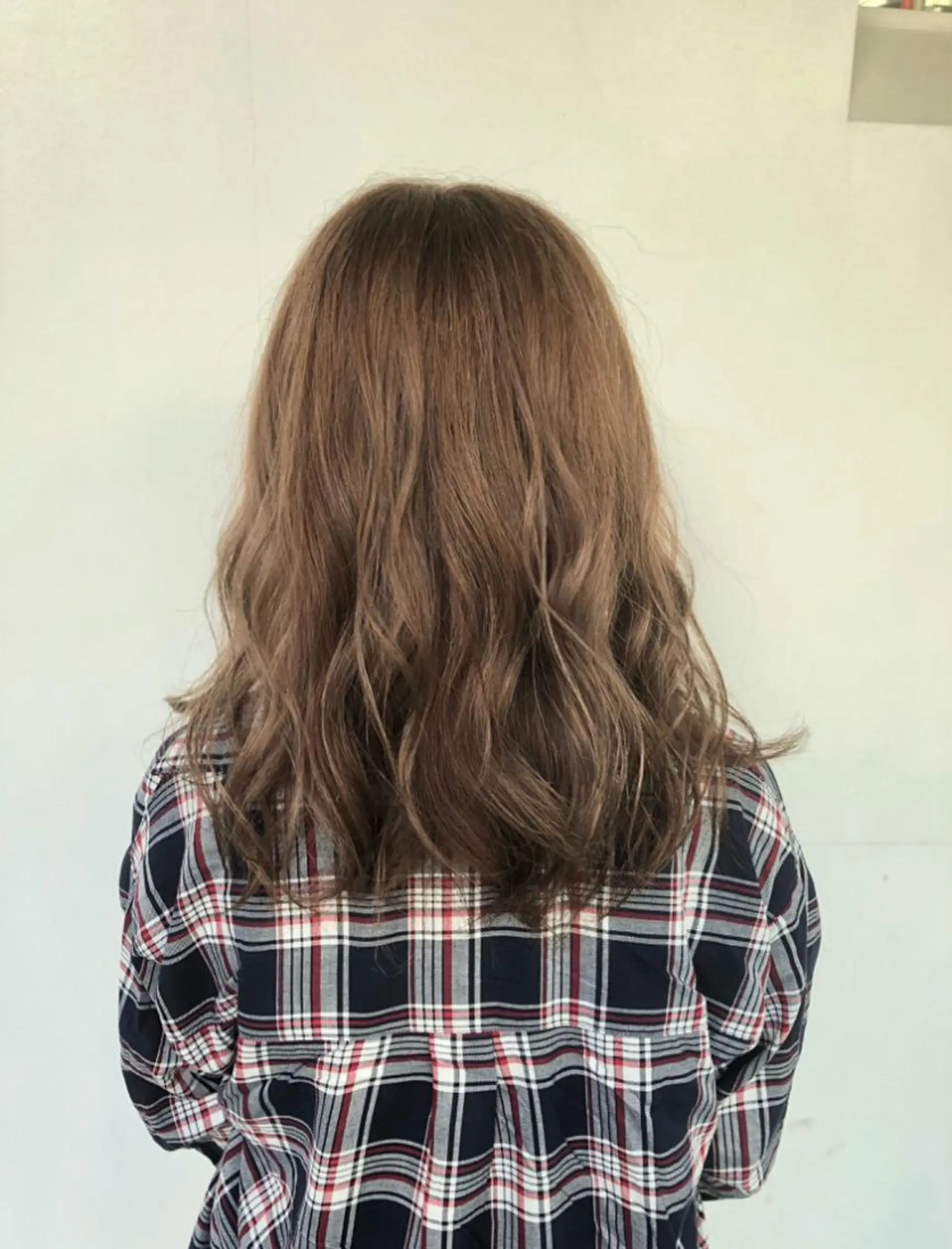 ミディアム カラー ブリーチ ハイライトカラー ハイライト トリートメント 東條 克義のヘアスタイル