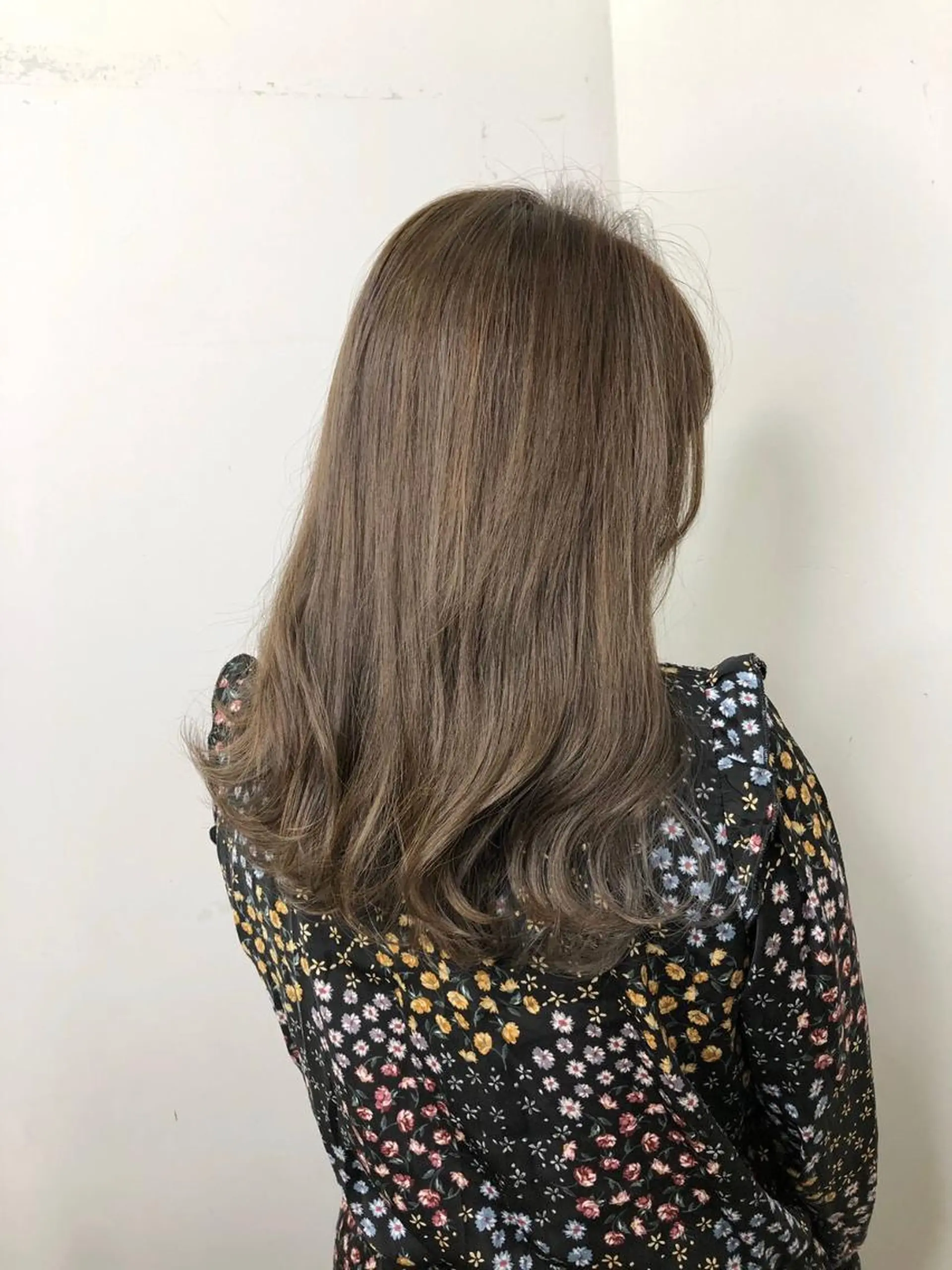 ミディアム カラー ベージュカラー カラーサロン ビスカリアのヘアスタイル