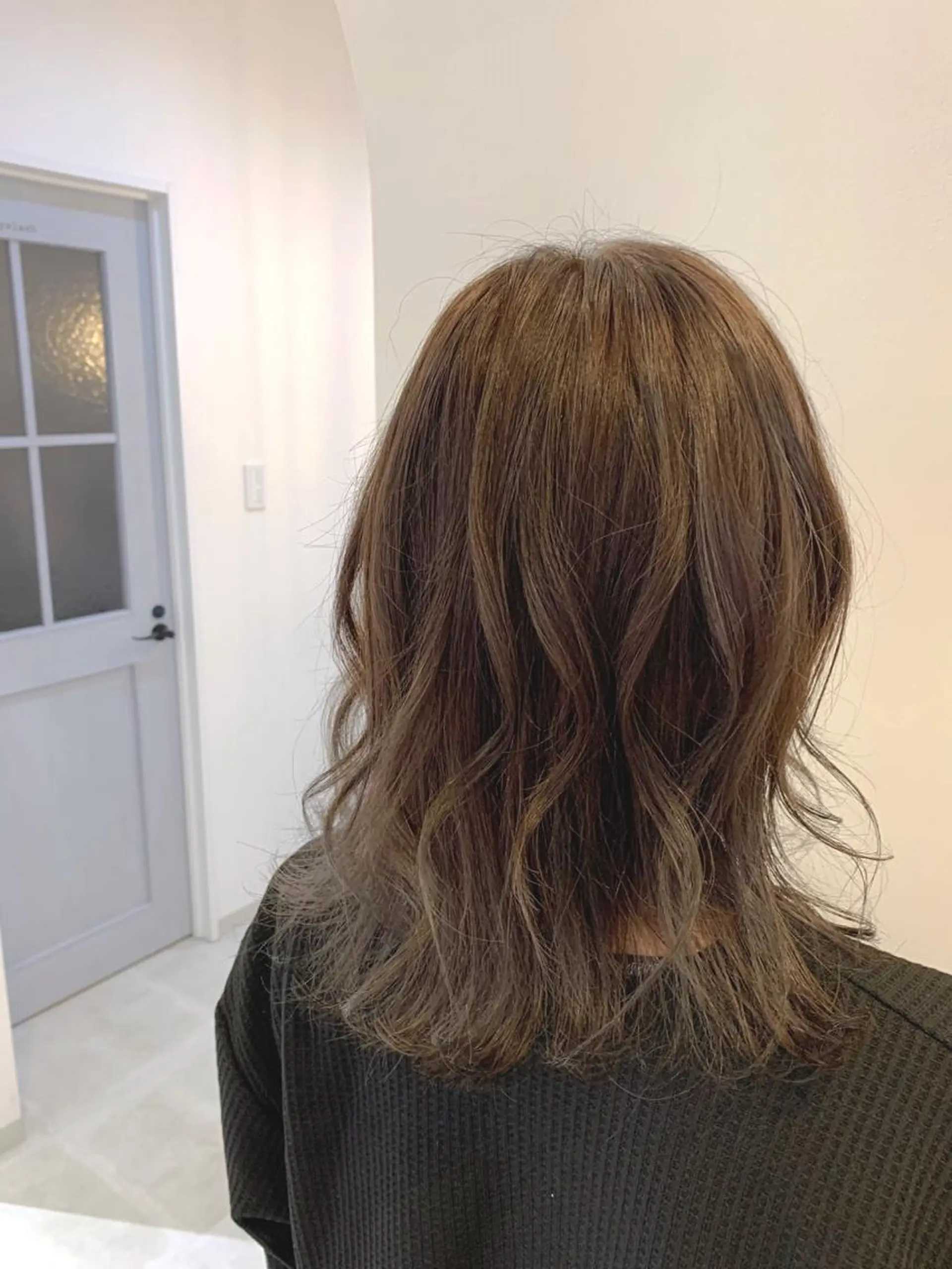 ミディアム ハイライト レイヤーカット カット ヘアカラー トリートメント cher. 新井瑞希のヘアスタイル