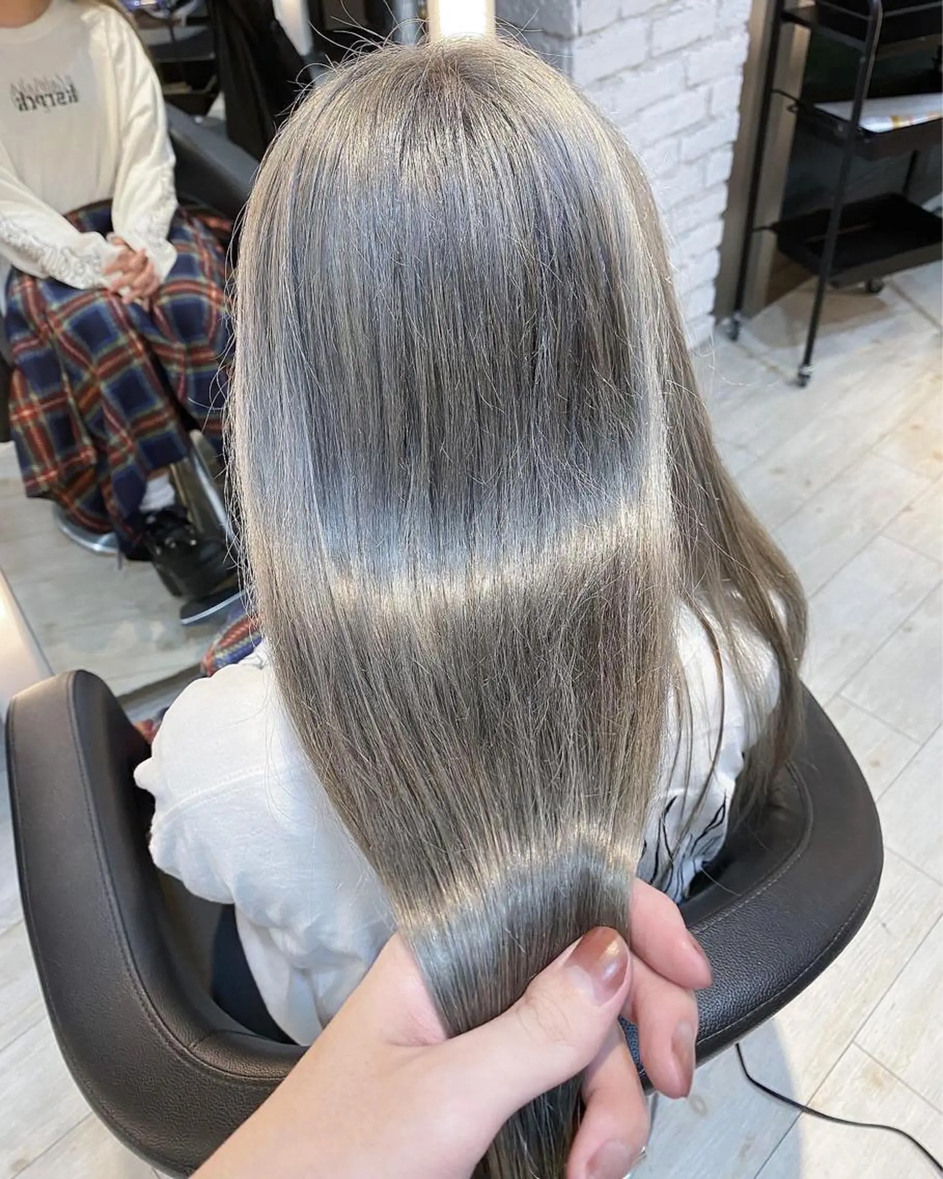 セミロング カラー シルバー ホワイトシルバー ヘアカラー トリートメント 鈴木/ニュアンス パーマ/メンズのヘアスタイル