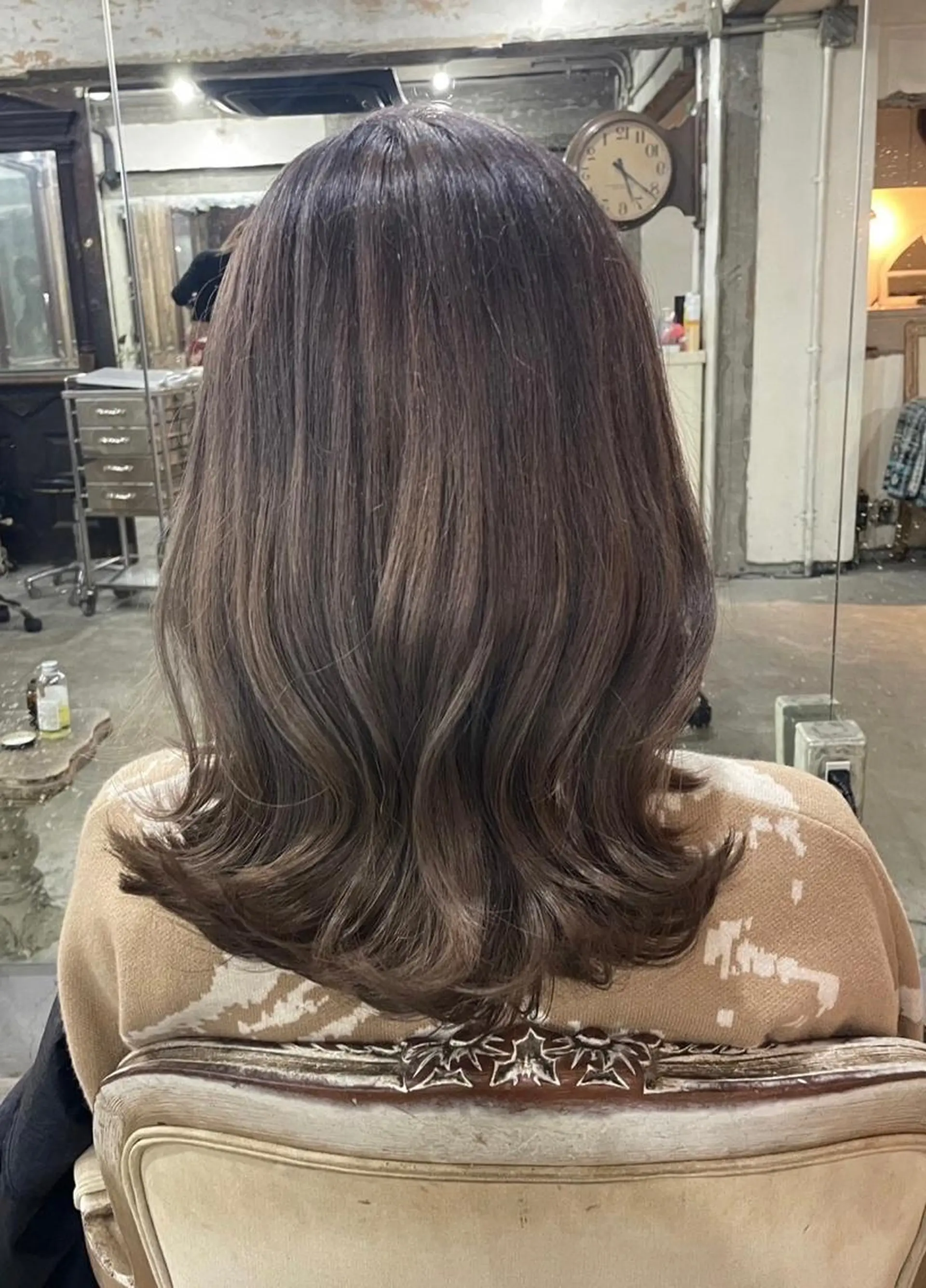 セミロング カラー ヘアアレンジ ベージュカラー ブリーチ グレージュ ミルクティーベージュ ミルクティーグレージュ カット ヘアカラー トリートメント レイヤー/グレージュ 🤍奥開梨恵のヘアスタイル