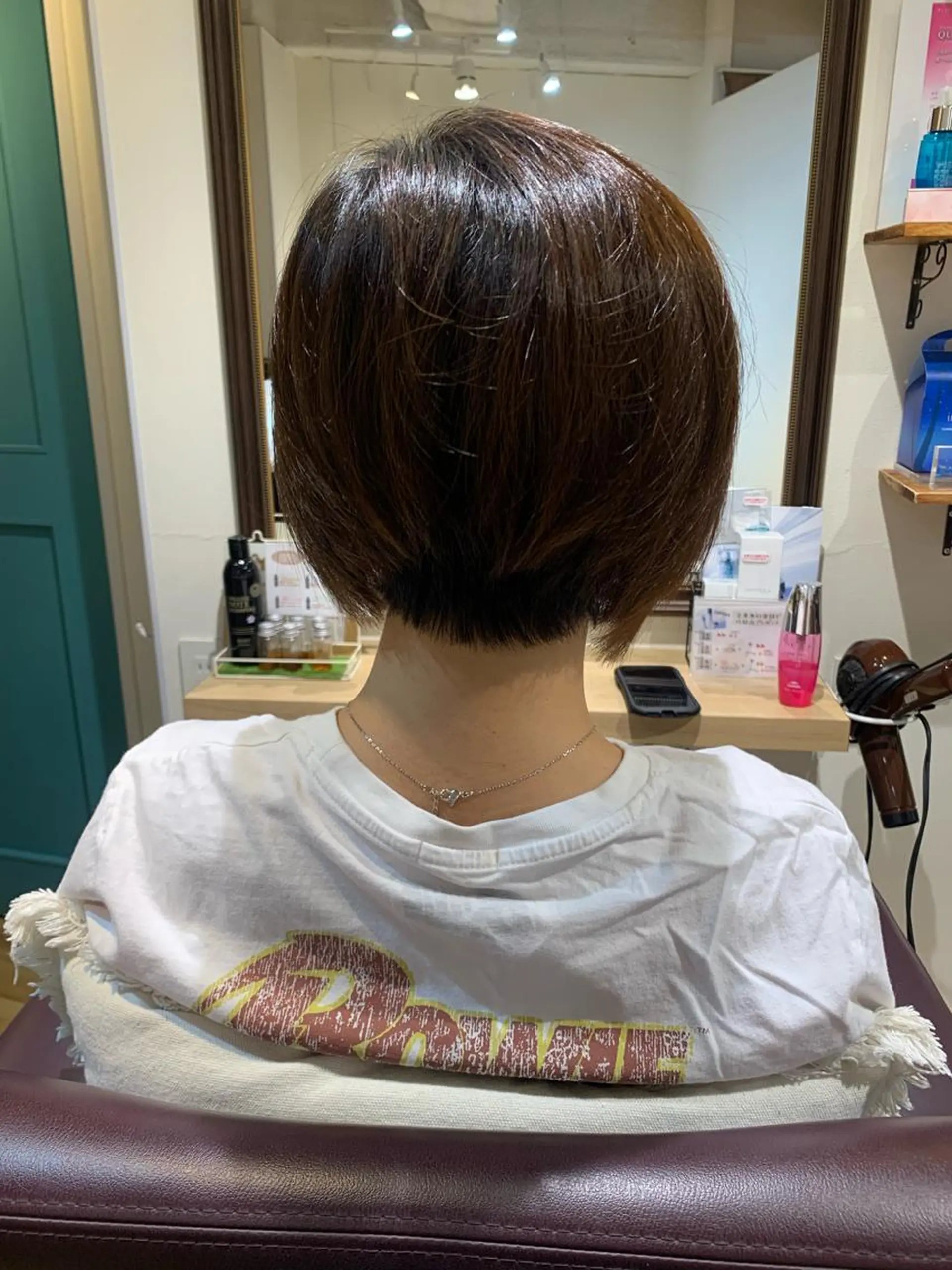 ショート カラー パーマ ヘアアレンジ メンズ キッズ テラコッタ 顔周りカット レイヤーカット ショートヘア ストレートパーマ 飯塚 朋代のヘアスタイル