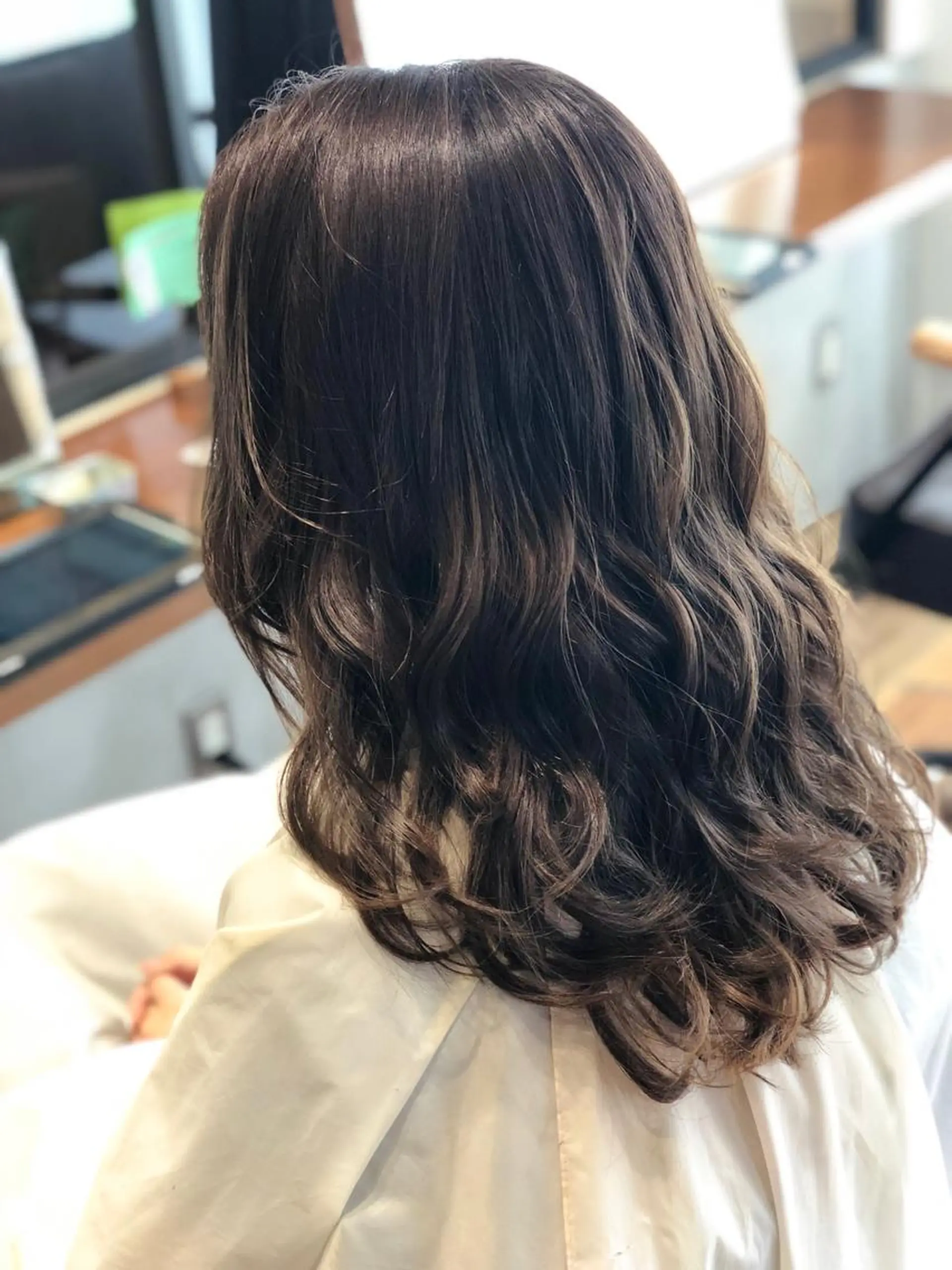 ロング カラー グレージュ あらい なつみのヘアスタイル