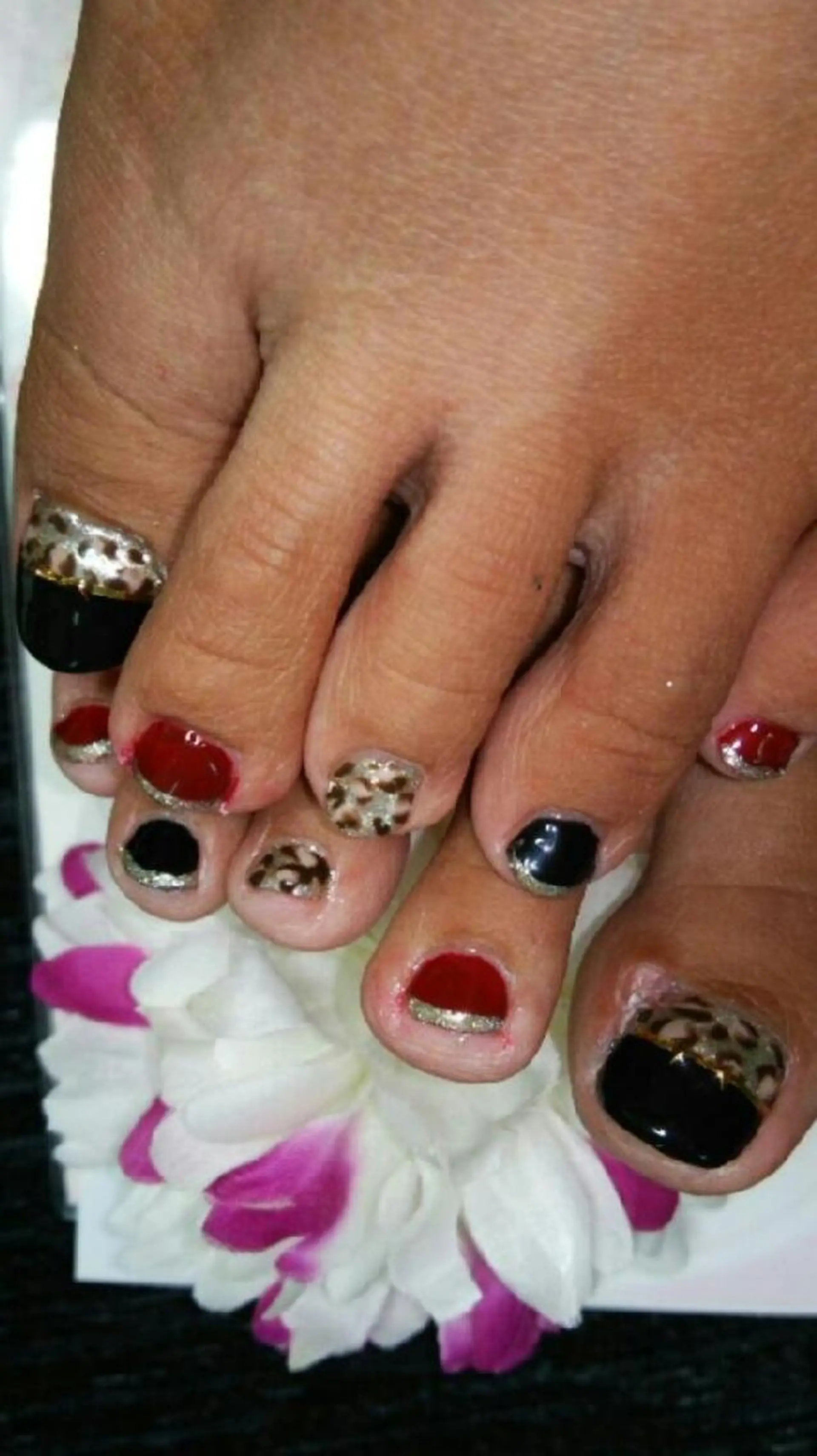 ネイル アニマル柄 ボルドー フットネイル ゴールド 田代 夏子のネイルデザイン