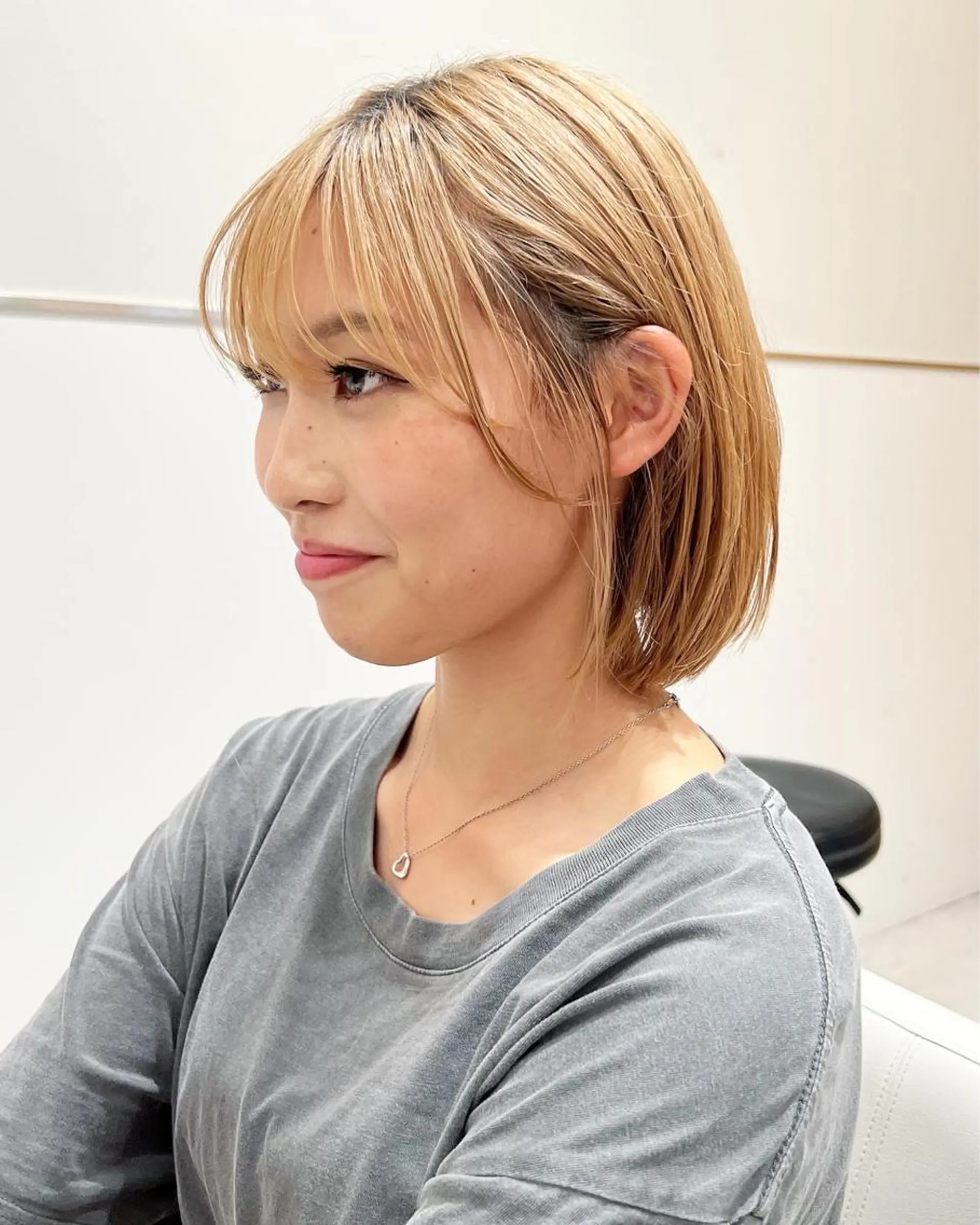 ショート カラー 切りっぱなしボブ 前下がりボブ ブリーチ グレージュ ボブ カット ヘアカラー トリートメント レイヤー専門家 ダブルカラー修のヘアスタイル