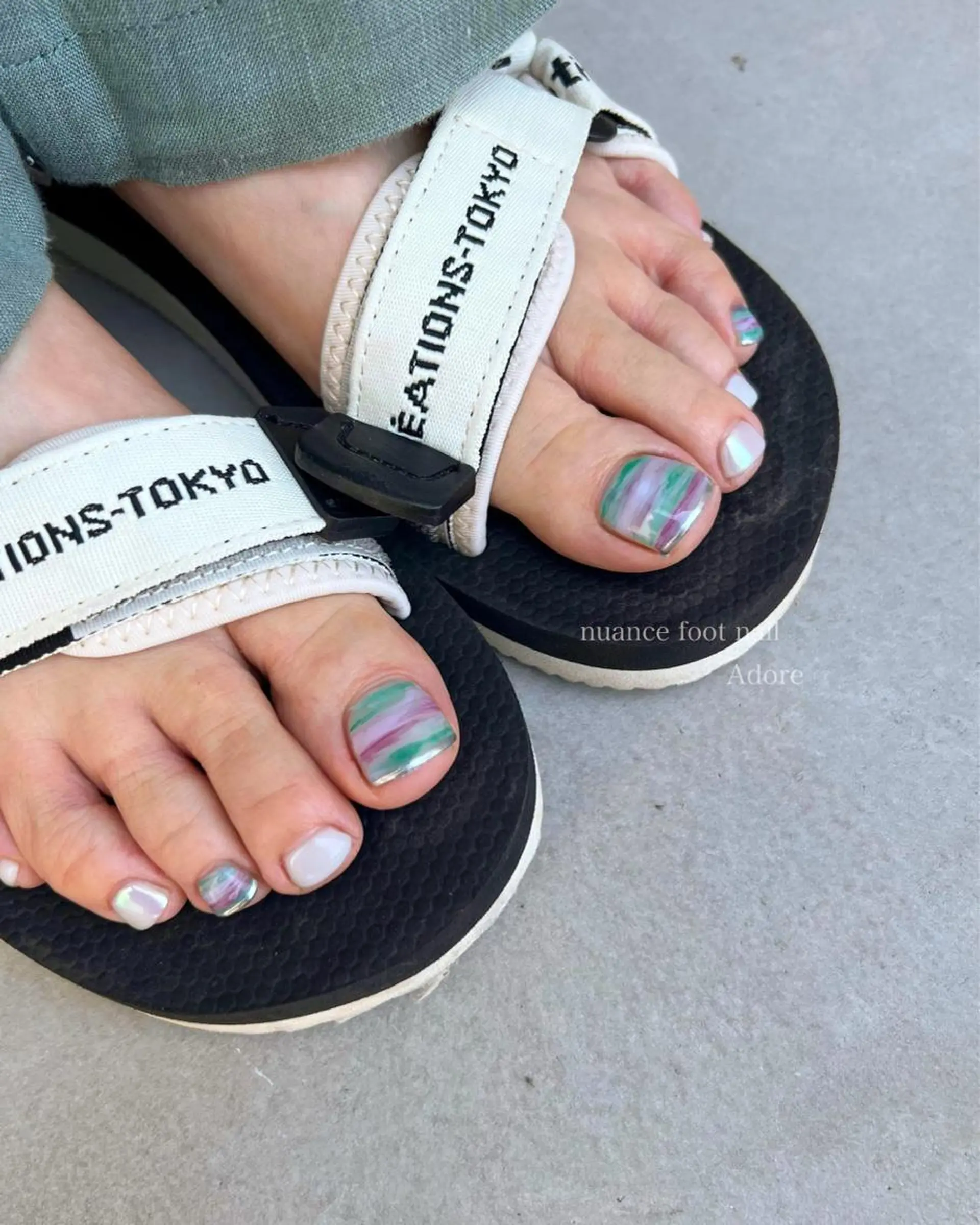 ネイル オーロラネイル フットネイル ミラーネイル ニュアンスネイル ワンカラーネイル フットネイル Nail Adore.のネイルデザイン