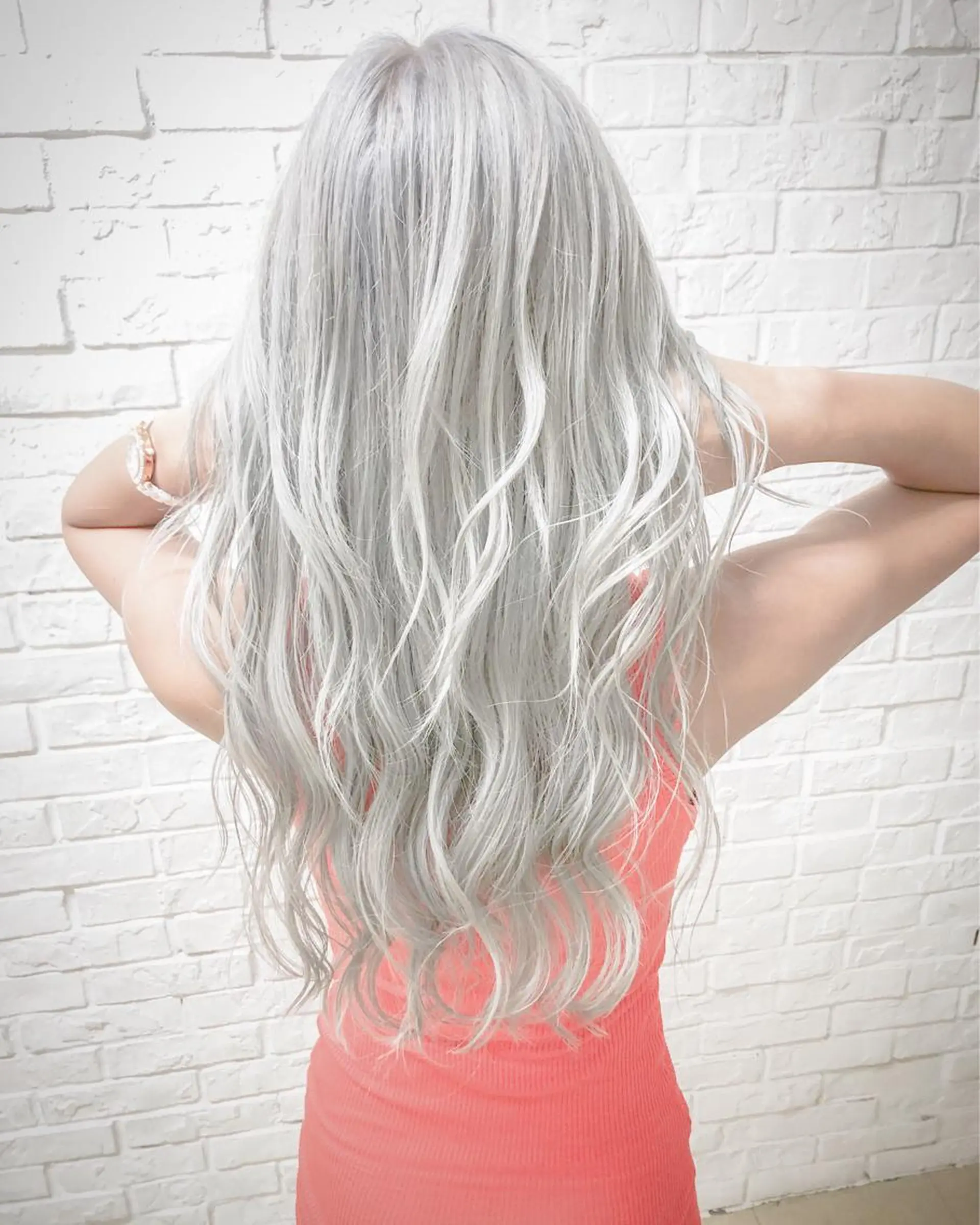 ロング カラー シルバー ホワイトシルバー ヘアカラー トリートメント エクステ エクステリピート率 No.1 菊池　悠介のヘアスタイル