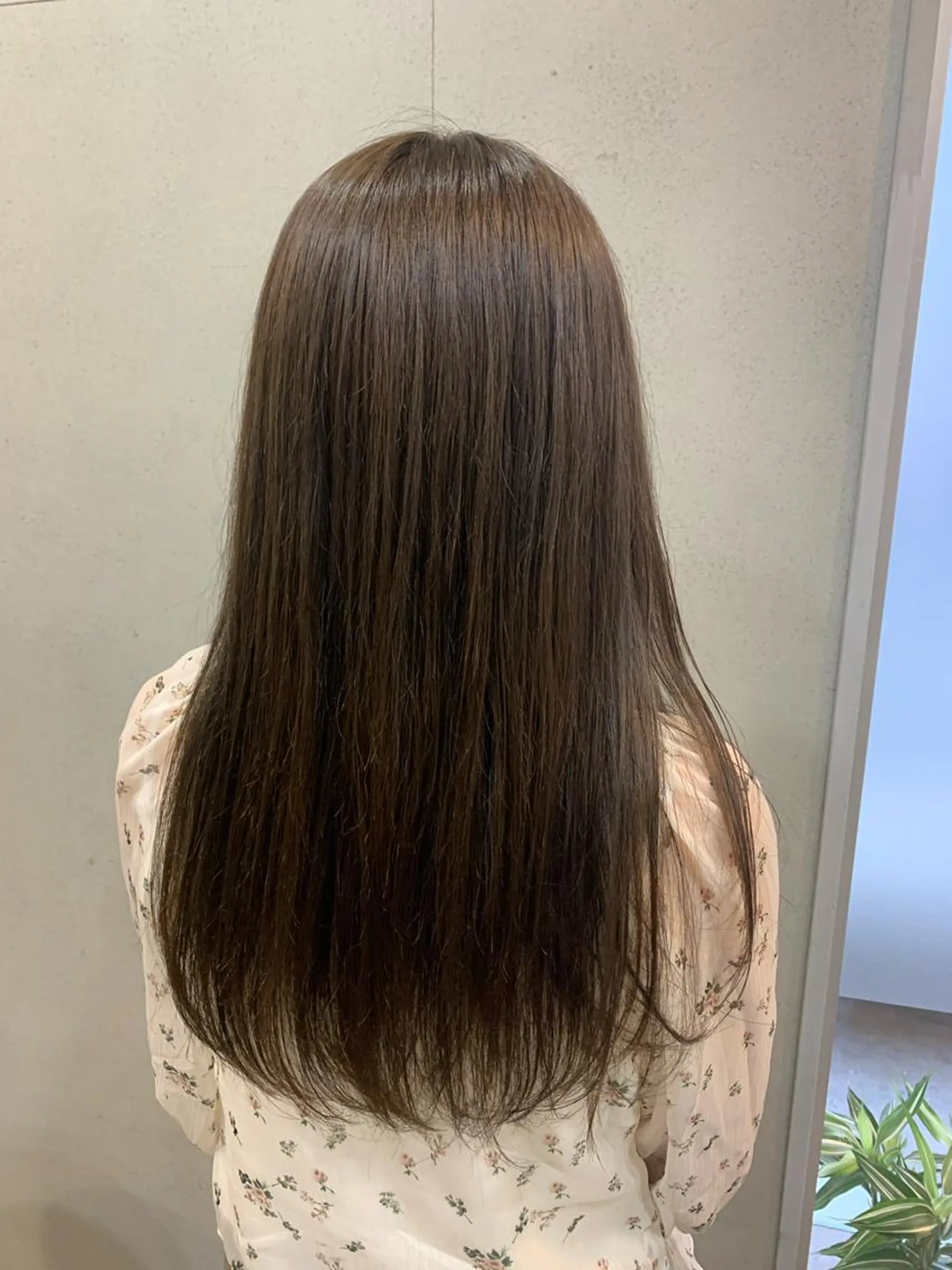 ミディアム アッシュ おせ ちさとのヘアスタイル