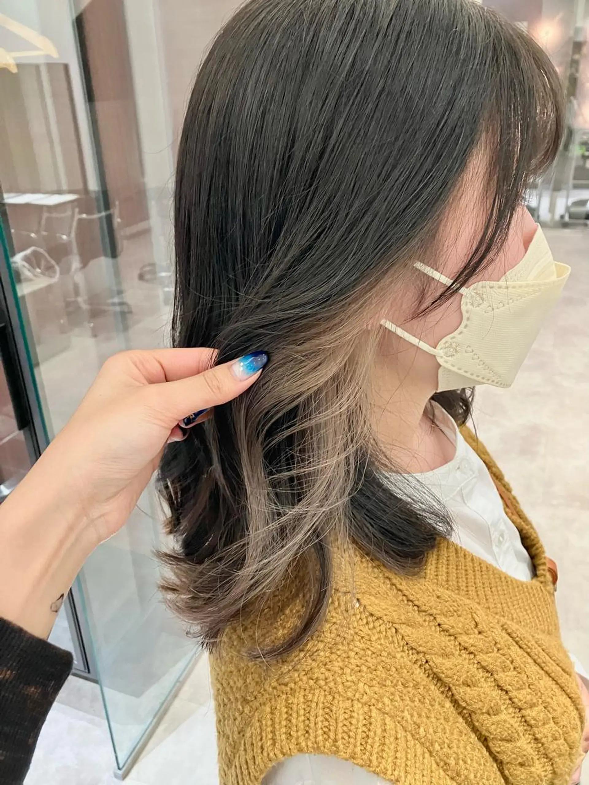 ミディアム カラー ベージュカラー イヤリングカラー サキ🤍ハイトーン 🩰くびれ巻きヘアのヘアスタイル