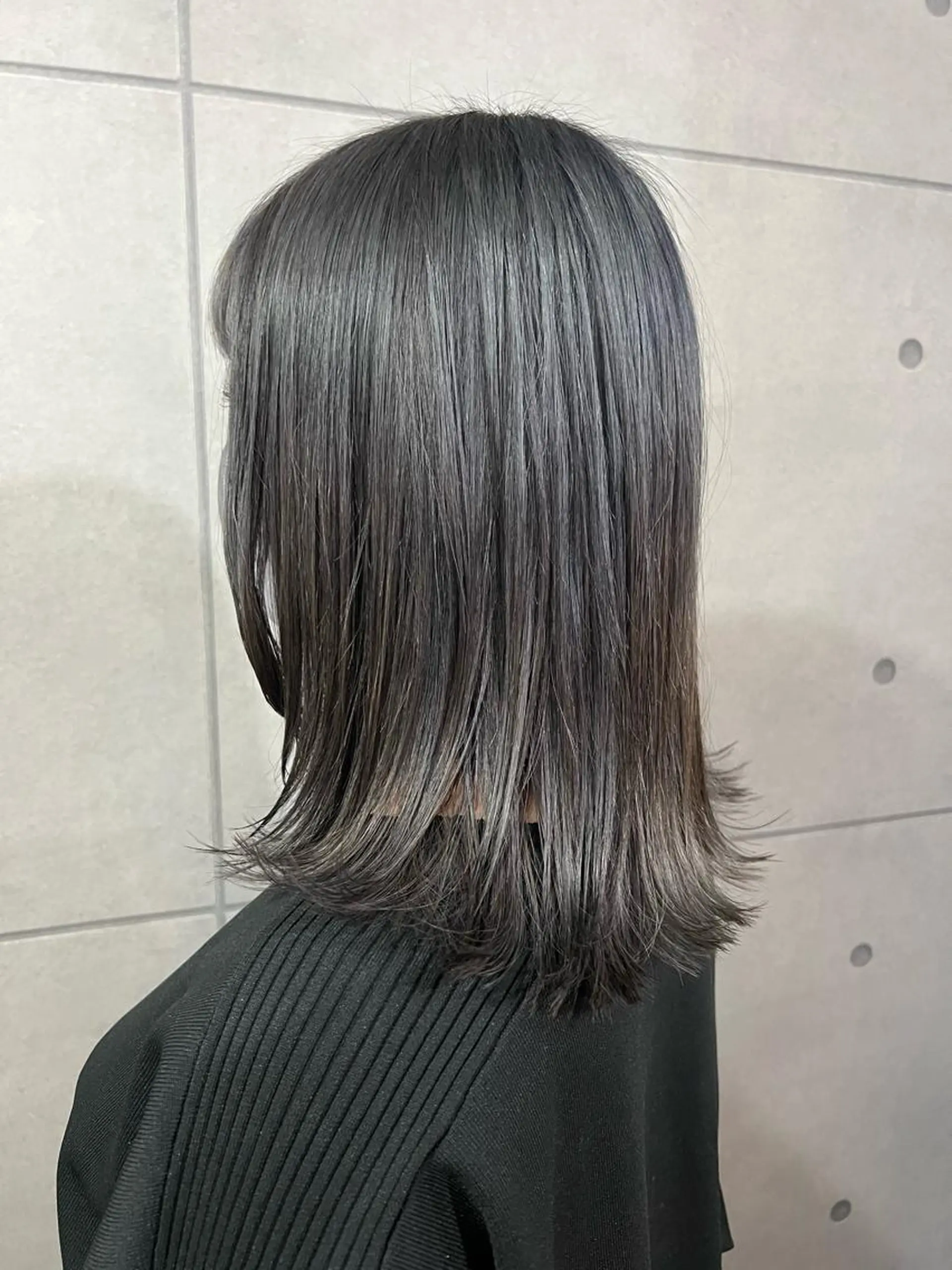 ミディアム カラー ヘアアレンジ ブリーチ シルバー 暗髪カラー🫐パーマ おくだりんかのヘアスタイル