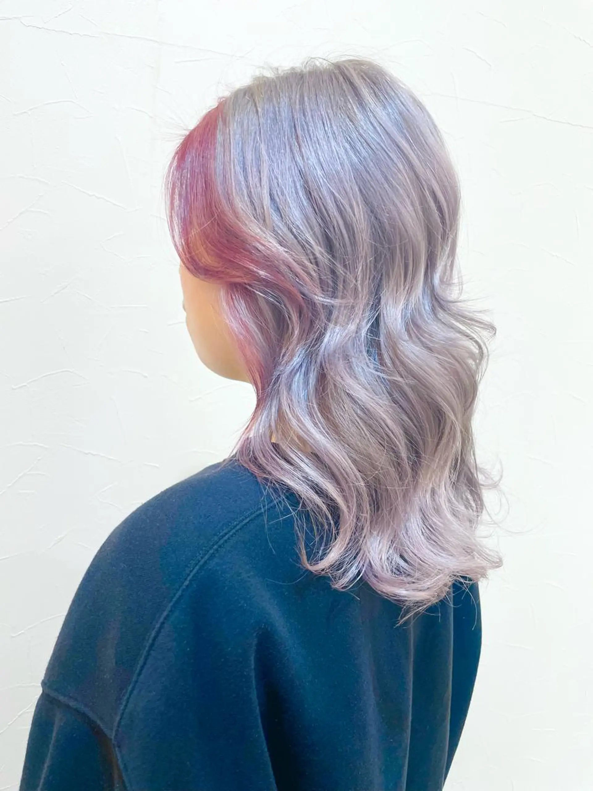 セミロング カラー ブリーチ 透明感カラー ダブルカラー ピンクカラー シルバー フェザー/波巻き 雫石大夢のヘアスタイル