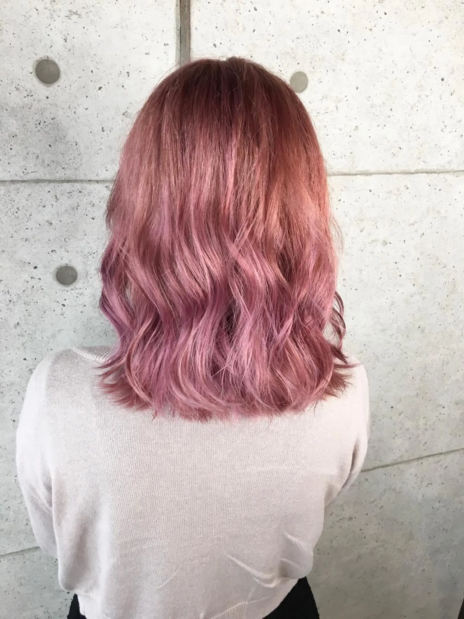 ミディアム 足立 磨咲のヘアスタイル