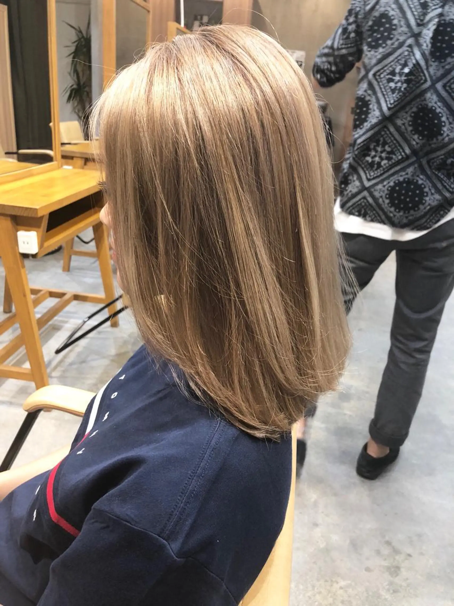 ミディアム カラー ヘアアレンジ ベージュカラー 🌼圧倒的な口コミ数 BRAVE柏東口のヘアスタイル