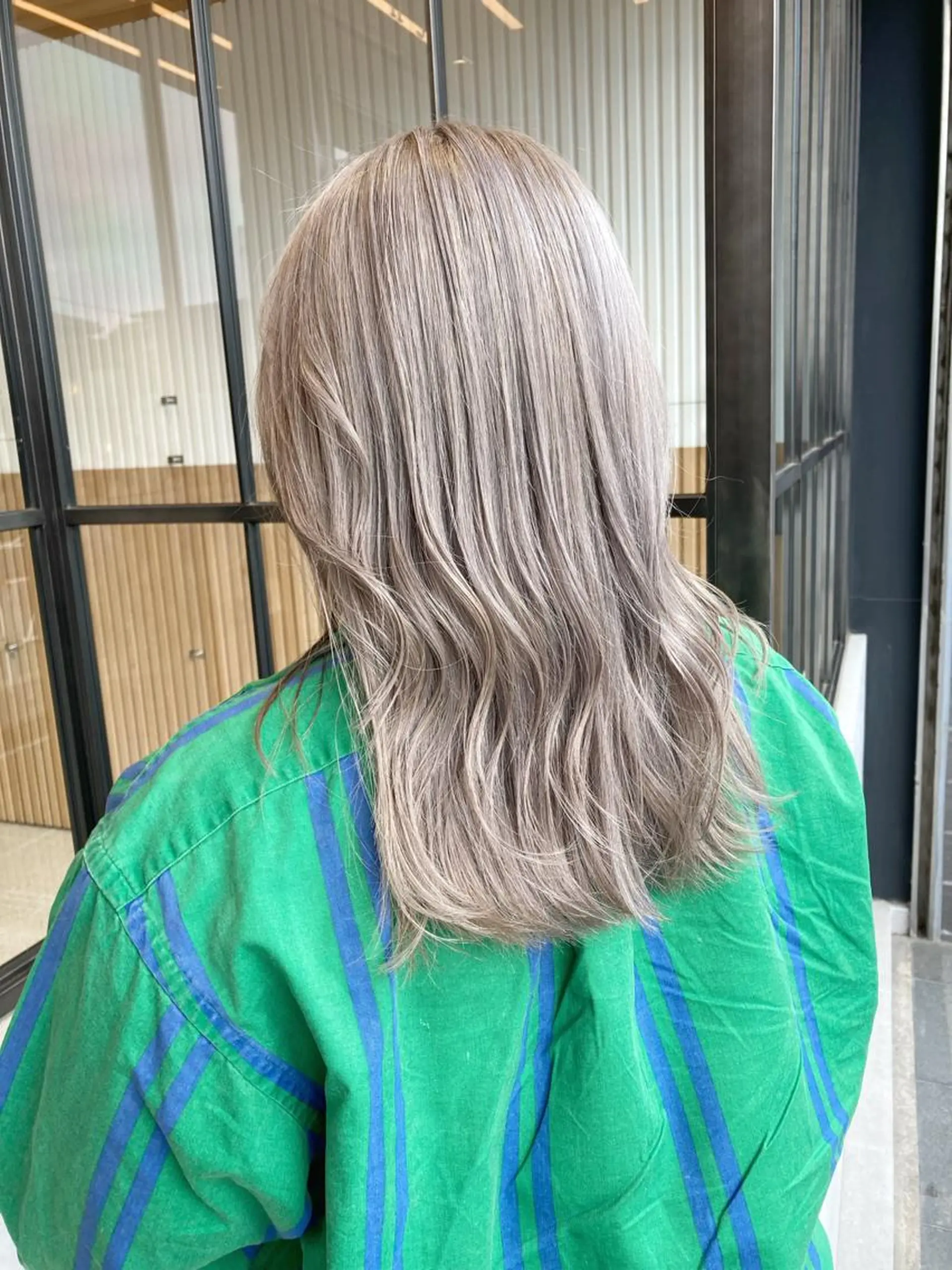 セミロング カラー ベージュカラー ブリーチ 透明感カラー デザインカラー ハイトーンカラー カット ヘアカラー ボブ/ハイトーン 福生Radix 下田のヘアスタイル